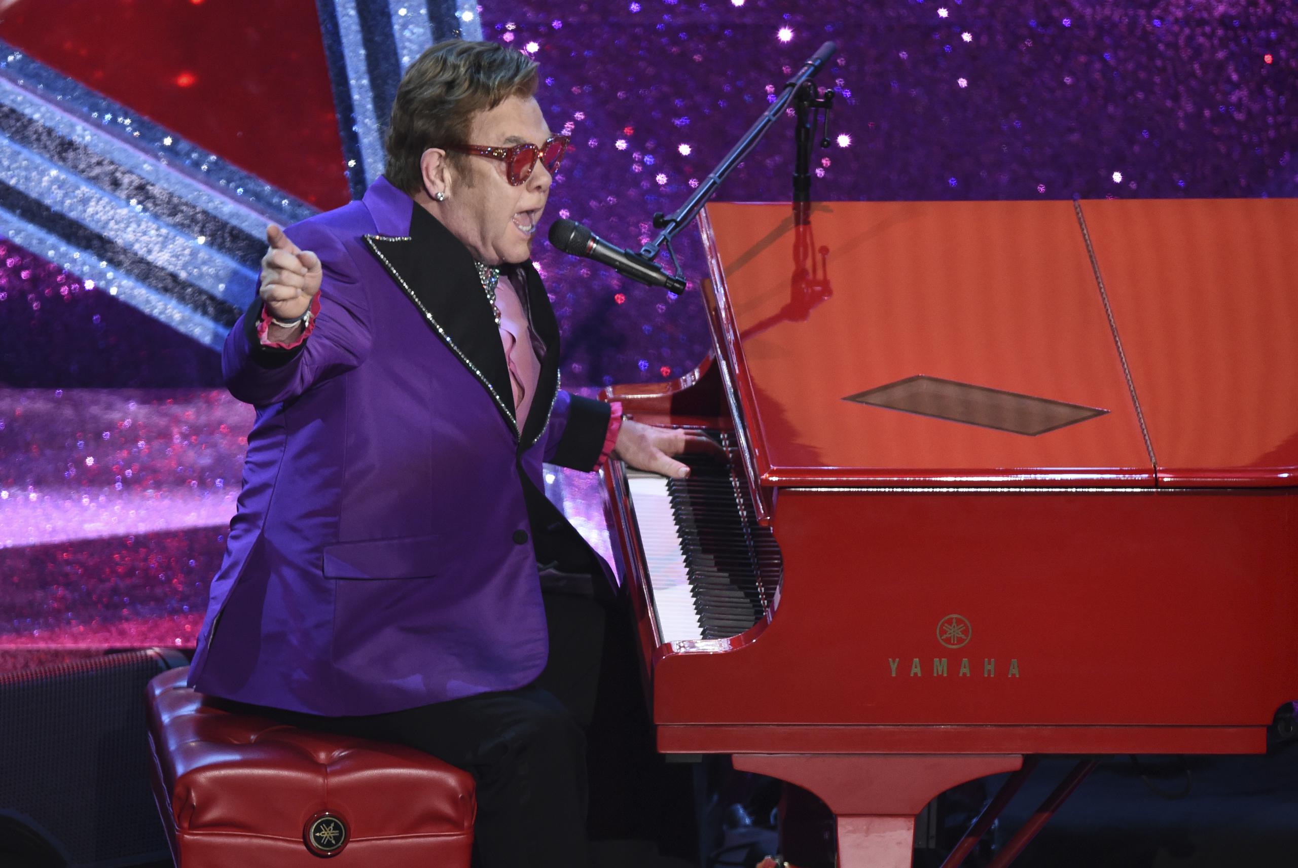 Elton John interpreta "(I'm Gonna) Love Me Again", el tema de "Rocketman" nominado a mejor canción original, durante la ceremonia de los premios Oscar en Los Angeles.