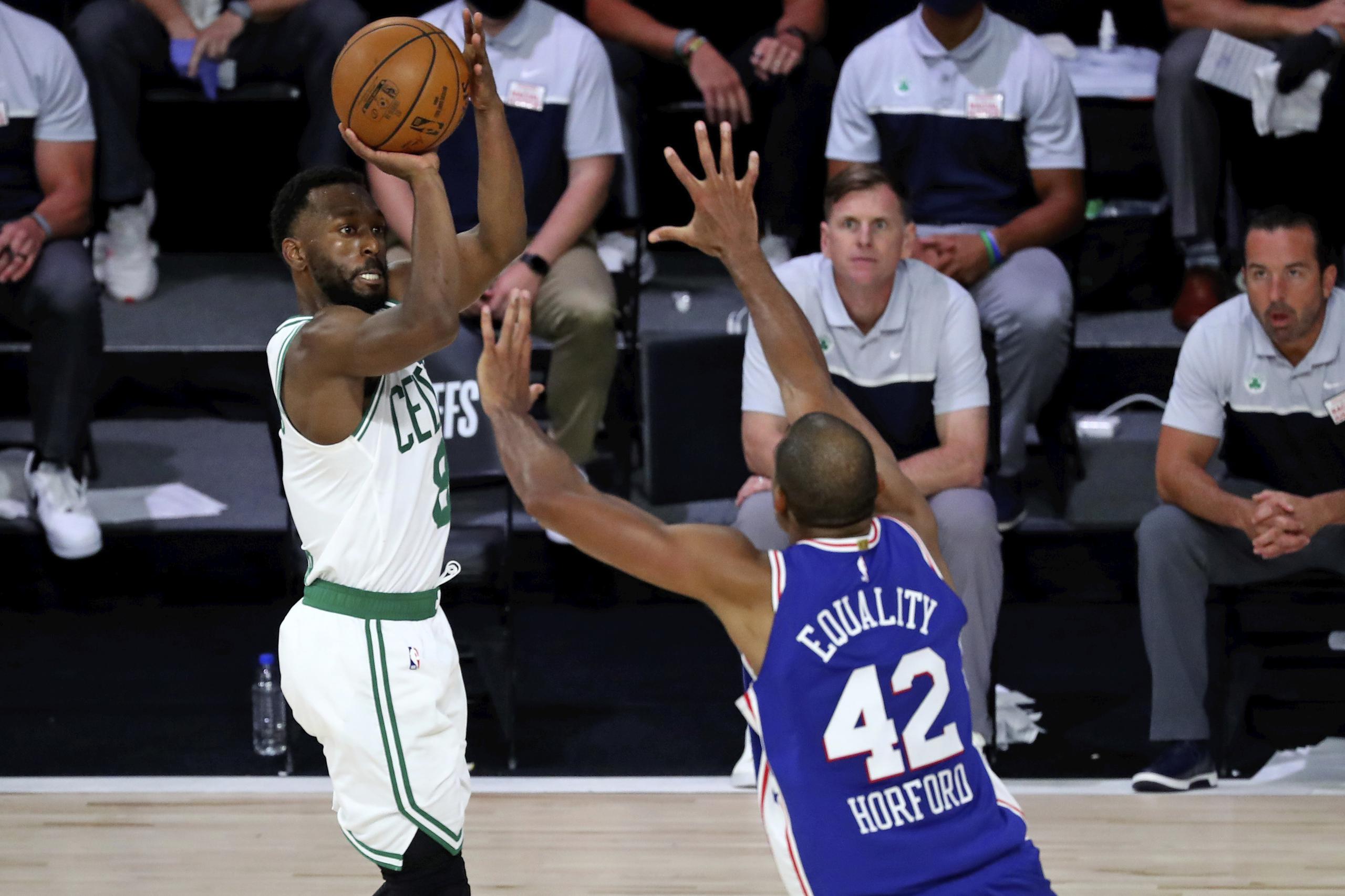 El armadoer de los Celtics de Boston, Kemba Walker, tira sobre el centro de los 76ers de Filadelfia, Al Horford, en el tercer juego de la serie de primera ronda de la postemporada.