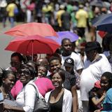 Avalancha de público obliga a cerrar accesos al velatorio de Mandela   
