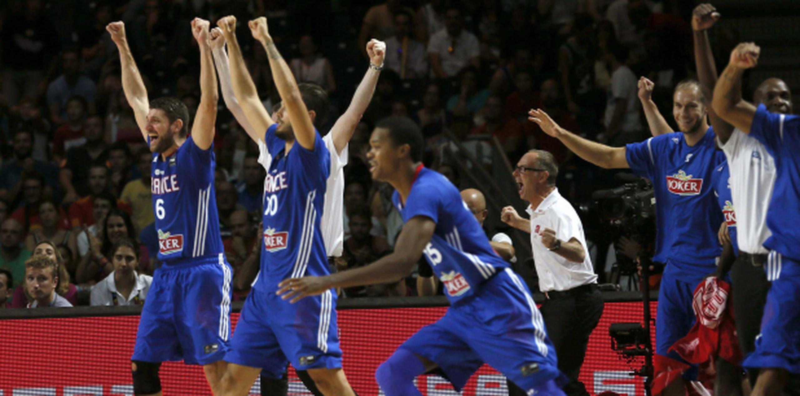 Los jugadores de la selección de Francia de baloncesto celebran la victoria sobre Lituania. (EFE / Juanjo Martín)