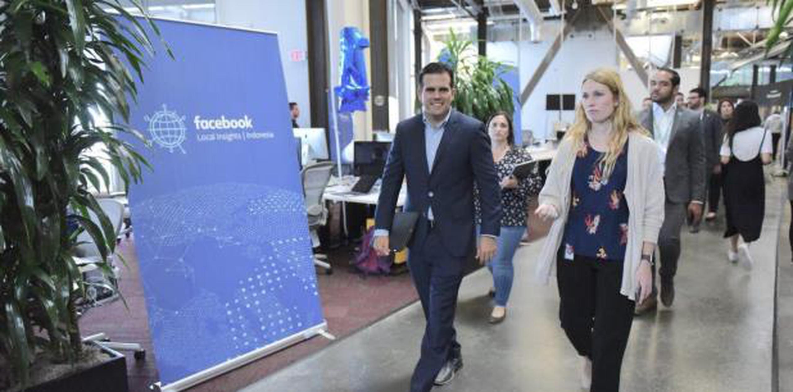 El gobernador destacó que Facebook sirvió como herramienta de comunicación con familiares en el extranjero mientras Puerto Rico tuvo problemas de conectividad tras el embate del huracán María. (Suministrada)