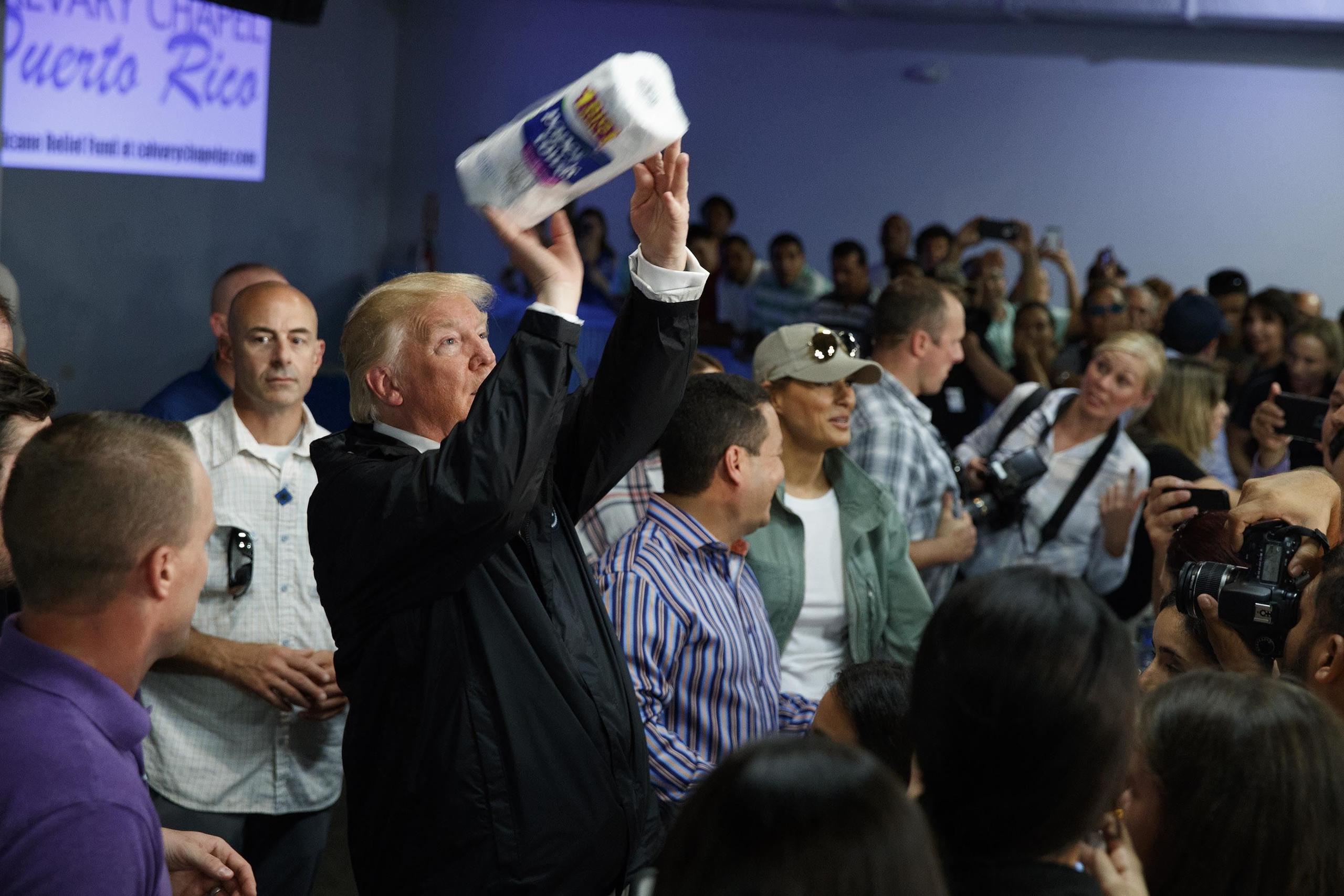 El presidente Trump lanza un papel toalla a los que estaban presentes en la iglesia evangélica. (AP / Evan Vucci)