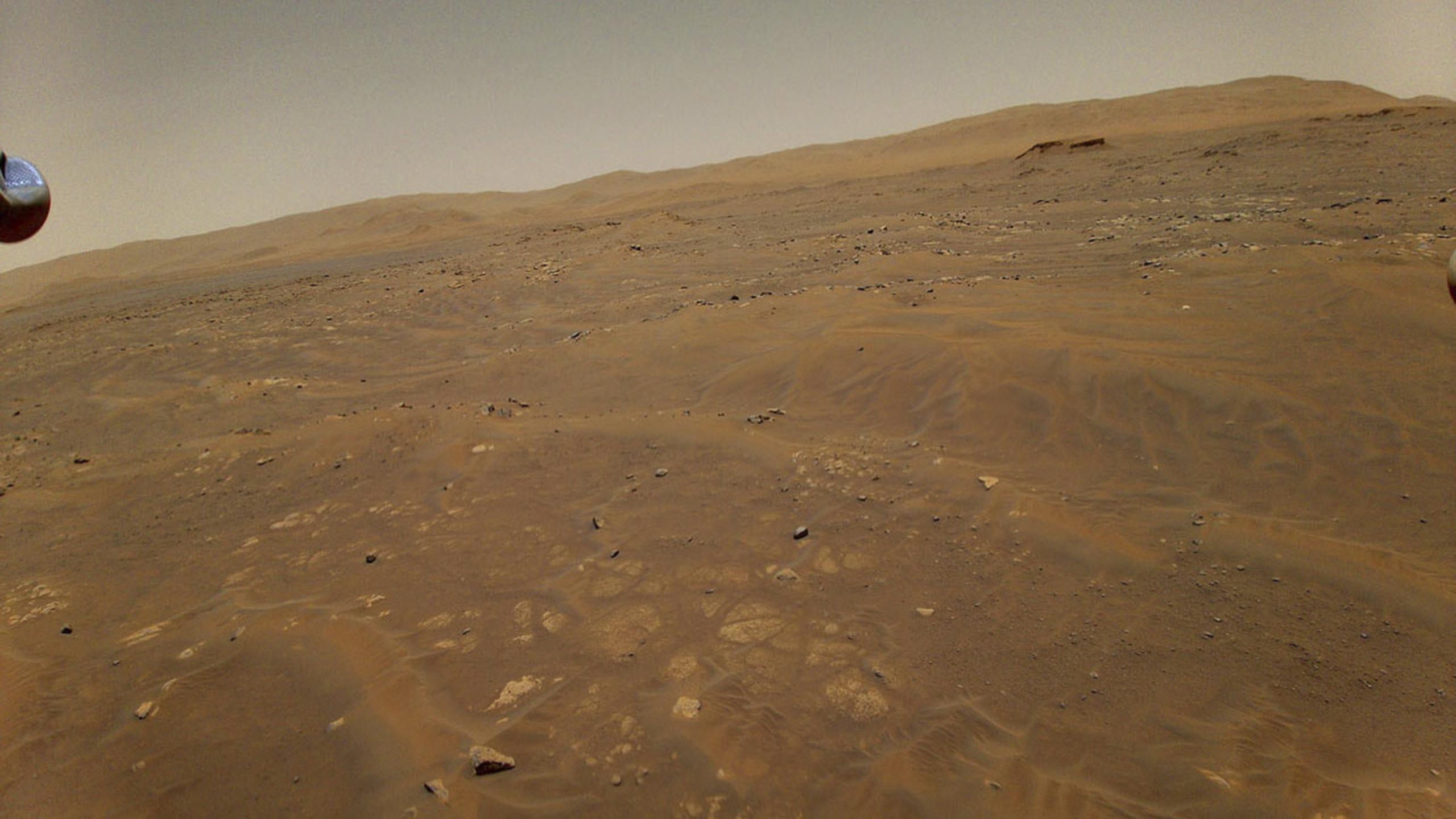 La superficie de Marte tomada por el helicóptero Ingenuity a 33 pies de altura en su sexto vuelo sobre el planeta rojo.