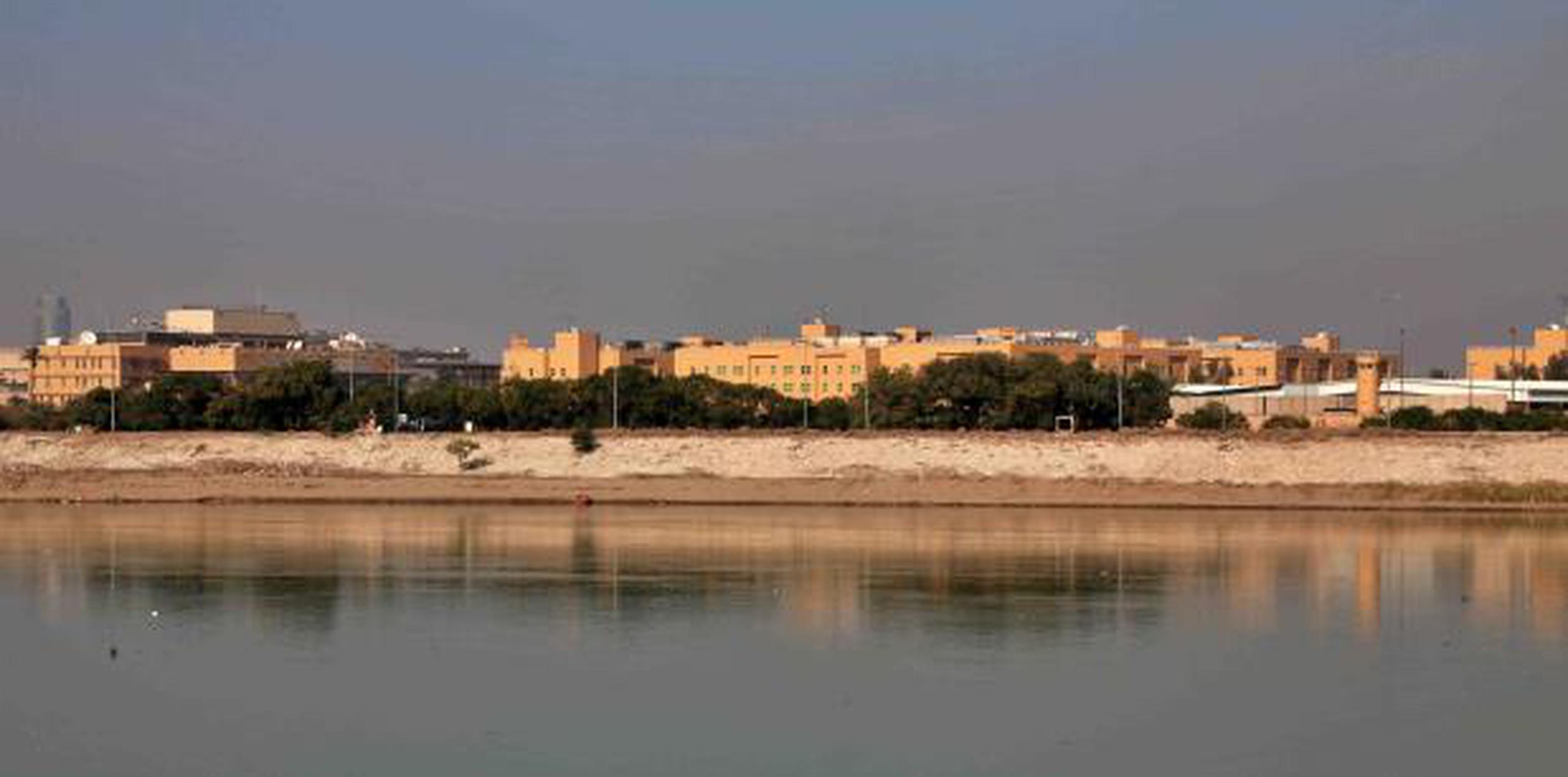 La embajada de Estados Unidos desde el otro lado del río Tigris en Bagdad, Irak. (AP / Khalid Mohammed)