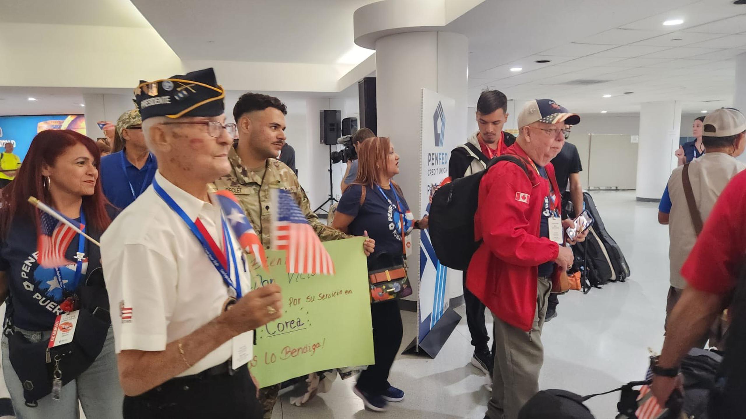 Recibieron a los veteranos con aplausos y música en el aeropuerto Luis Muñoz Marín en San Juan.