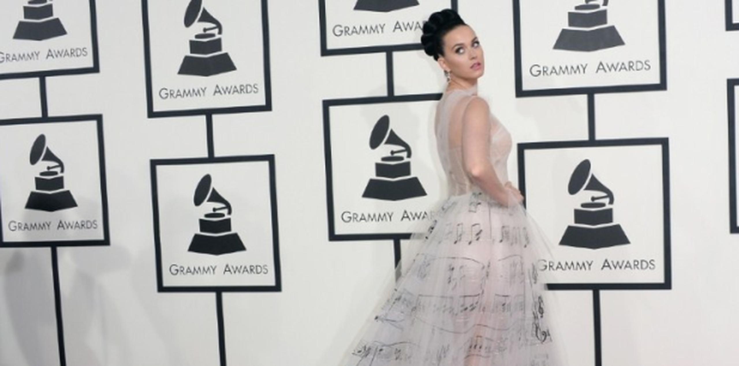 Entre las peores vestidas figura Katy Perry, quien tuvo una mención en este renglón por optar por un vestido clichoso. (AFP)