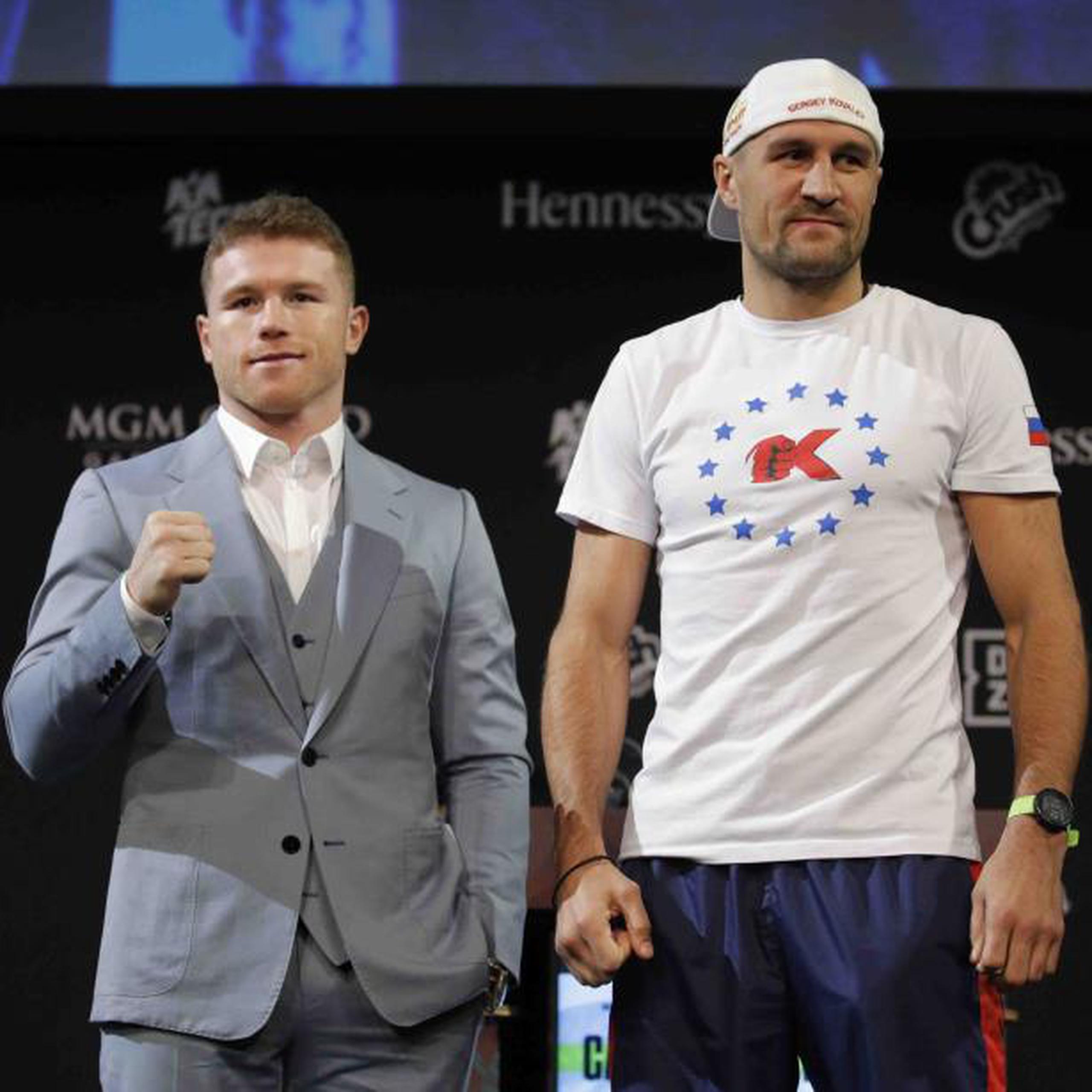 Saúl 'Canelo' Álvarez y Sergey Kovalev durante la conferencia de prensa celebrada el miércoles en Las Vegas. (AP)