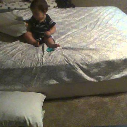 Bebé muestra cómo bajarse de la cama de forma segura