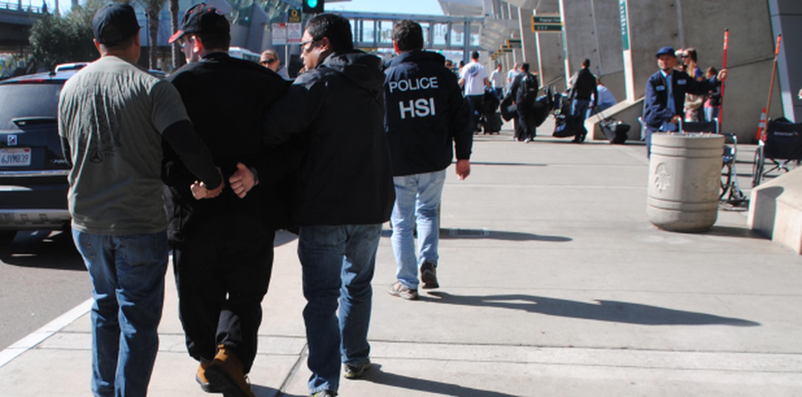 Agentes del Servicio de Control de Inmigración y Aduanas (ICE) arrestaron a Joel Wright en el aeropuerto de San Diego. (U.S. Immigration and Customs Enforcement via AP)
