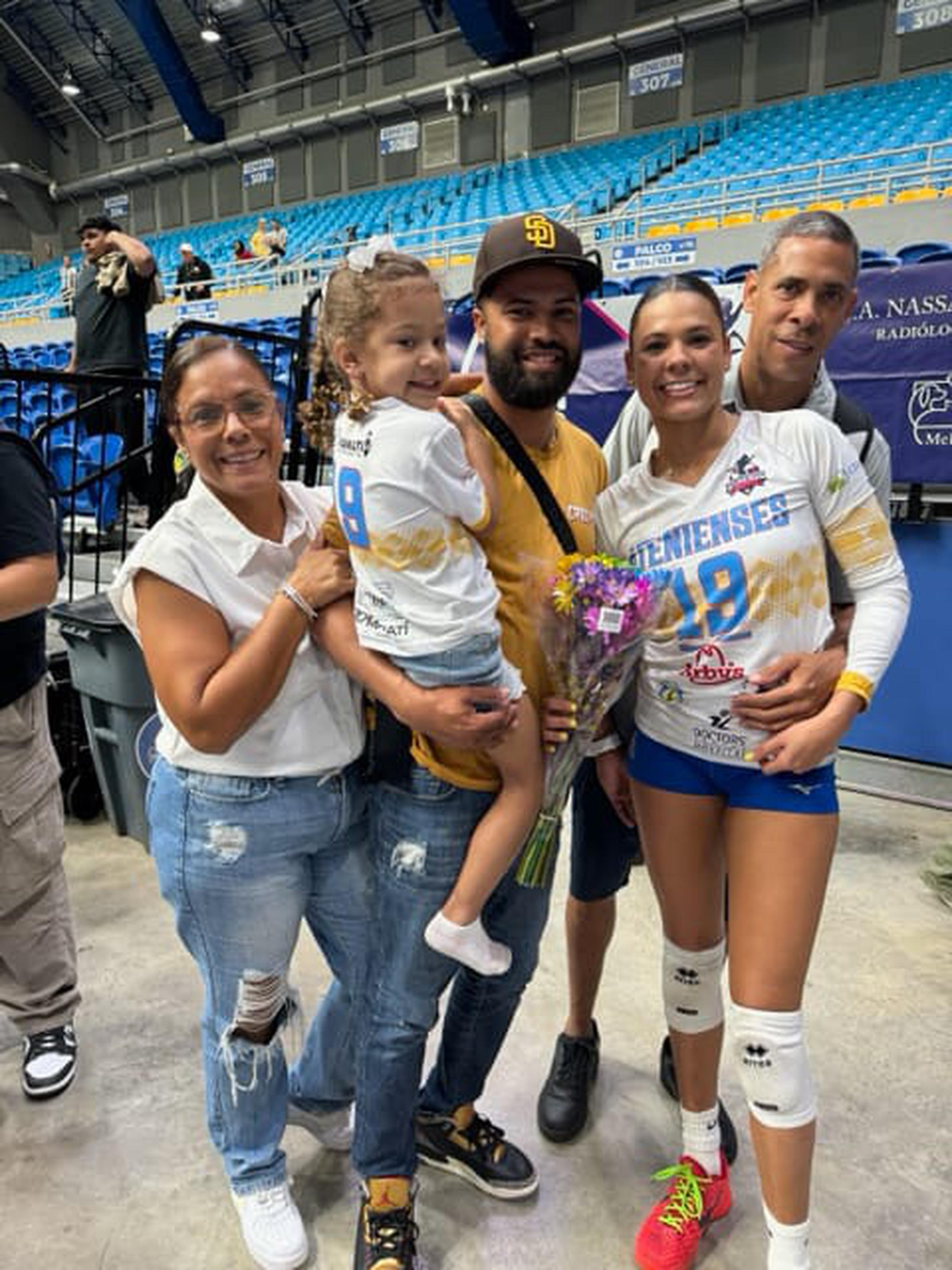 La MVP del Voleibol Superior Femenino, Karla Santos posa aquí con su familia y su madre Norma Pérez, quien carretió a su hija hasta recoger los frutos.
