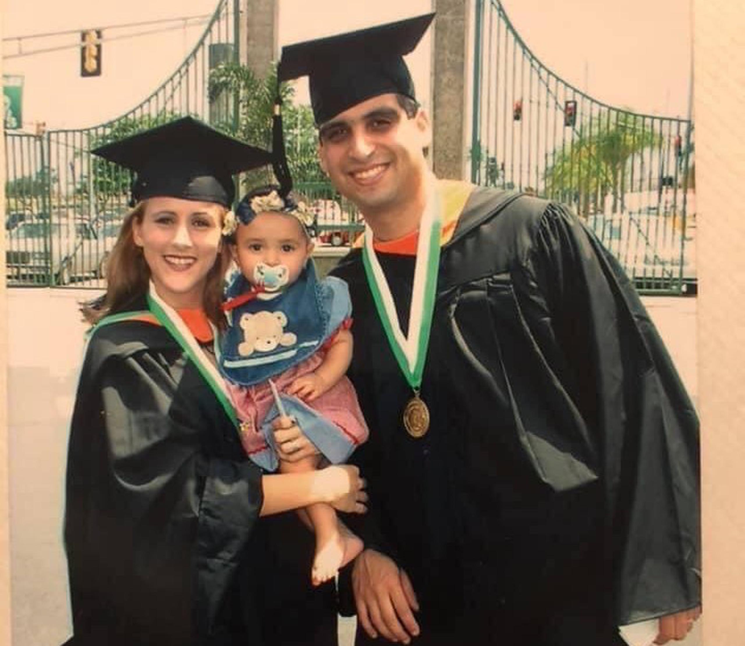 Alaina M. Camasta Beníquez tenía 7 meses cuando desfiló con sus padres, María Beníquez y Amin Camasta en su graduación de bachillerato del Colegio de Mayagüez.