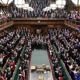 Renuncia legislador británico que miró pornografía en el Parlamento