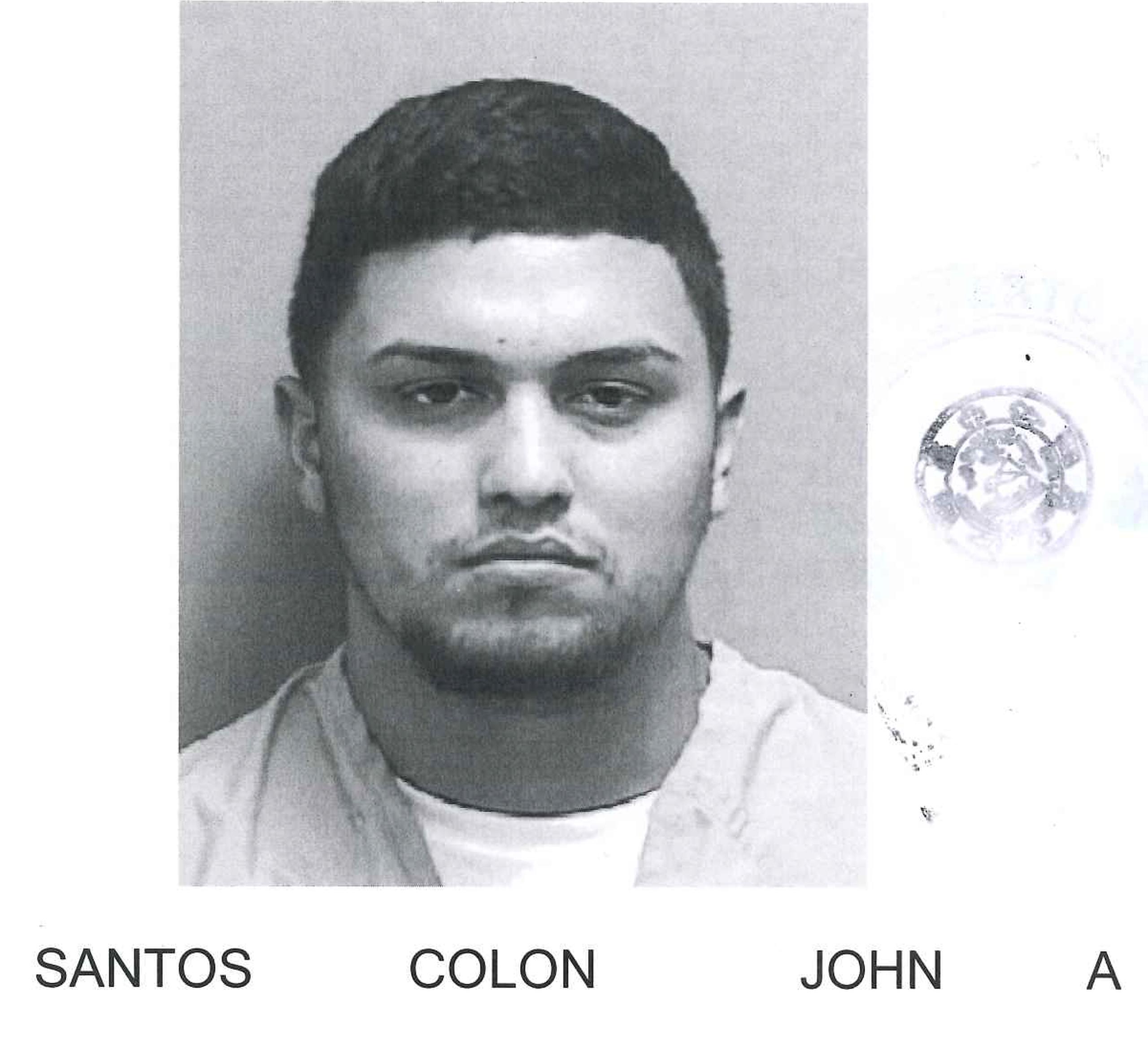 John A. Santos Colón fue acusado en ausencia por cargos de fraude y apropiación ilegal agravada. Si lo ha visto llame a la línea confidencial del Negociado de la Policía al (787) 343-2020.