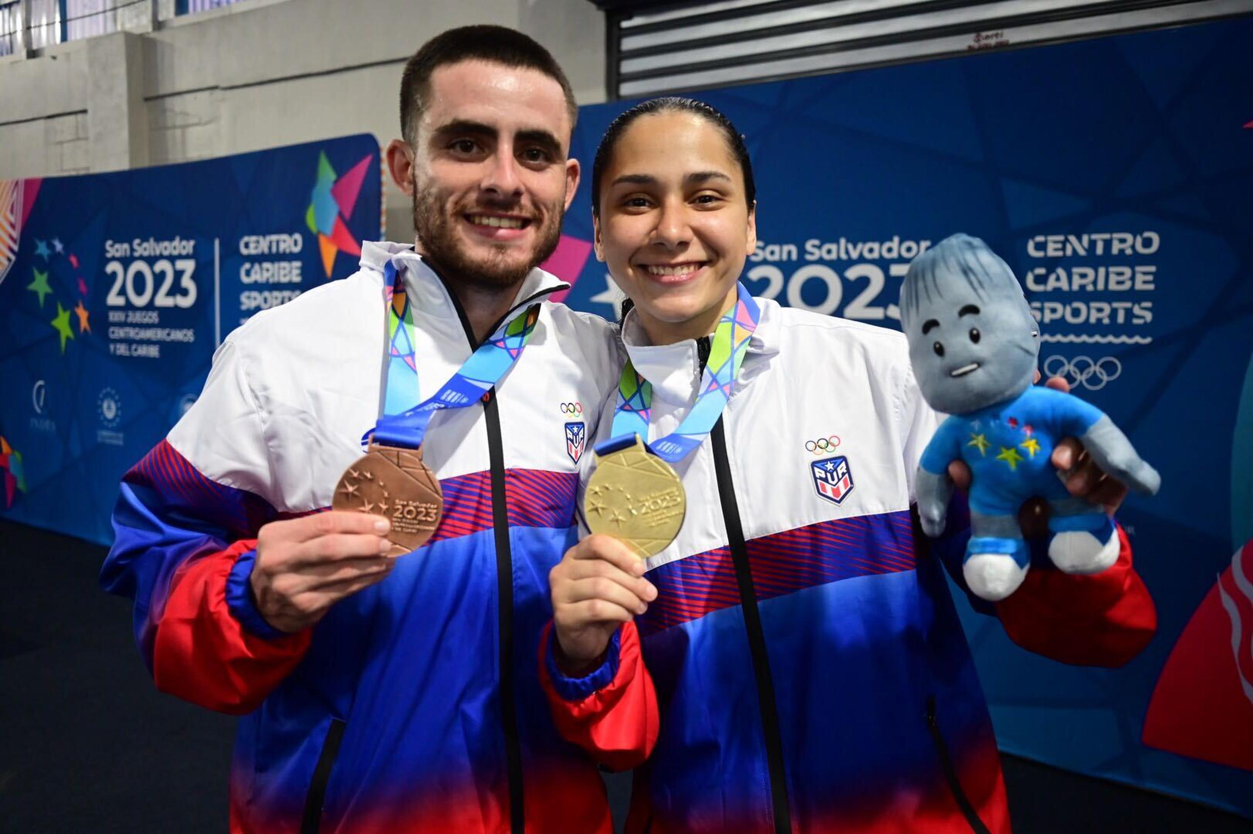 Janessa Fonseca, a la derecha, posa con su medalla de oro en los -61 kilos, junto a Luis Torres, que ganó bronce en los -67.