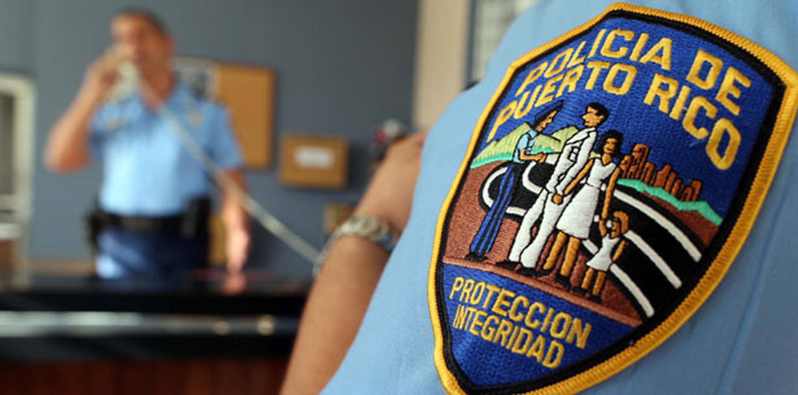 El agente Adams, del Distrito de Juncos, en unión al agente Martínez, de la División de Homicidio del área de Caguas, continúan con la investigación. (Archivo)