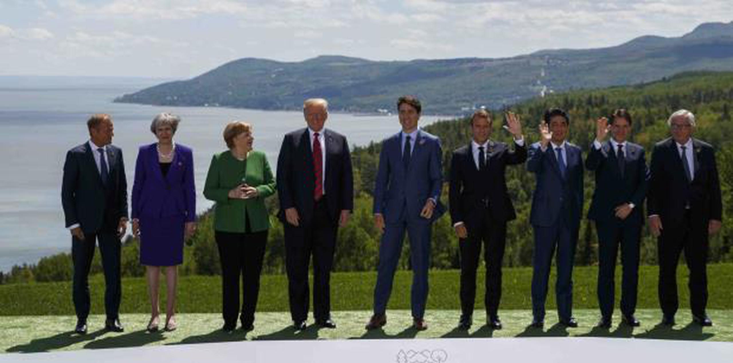 Los mandatarios del G7, incluyendo a Trump, en el centro, posan para el inicio de la cumbre. (AP)