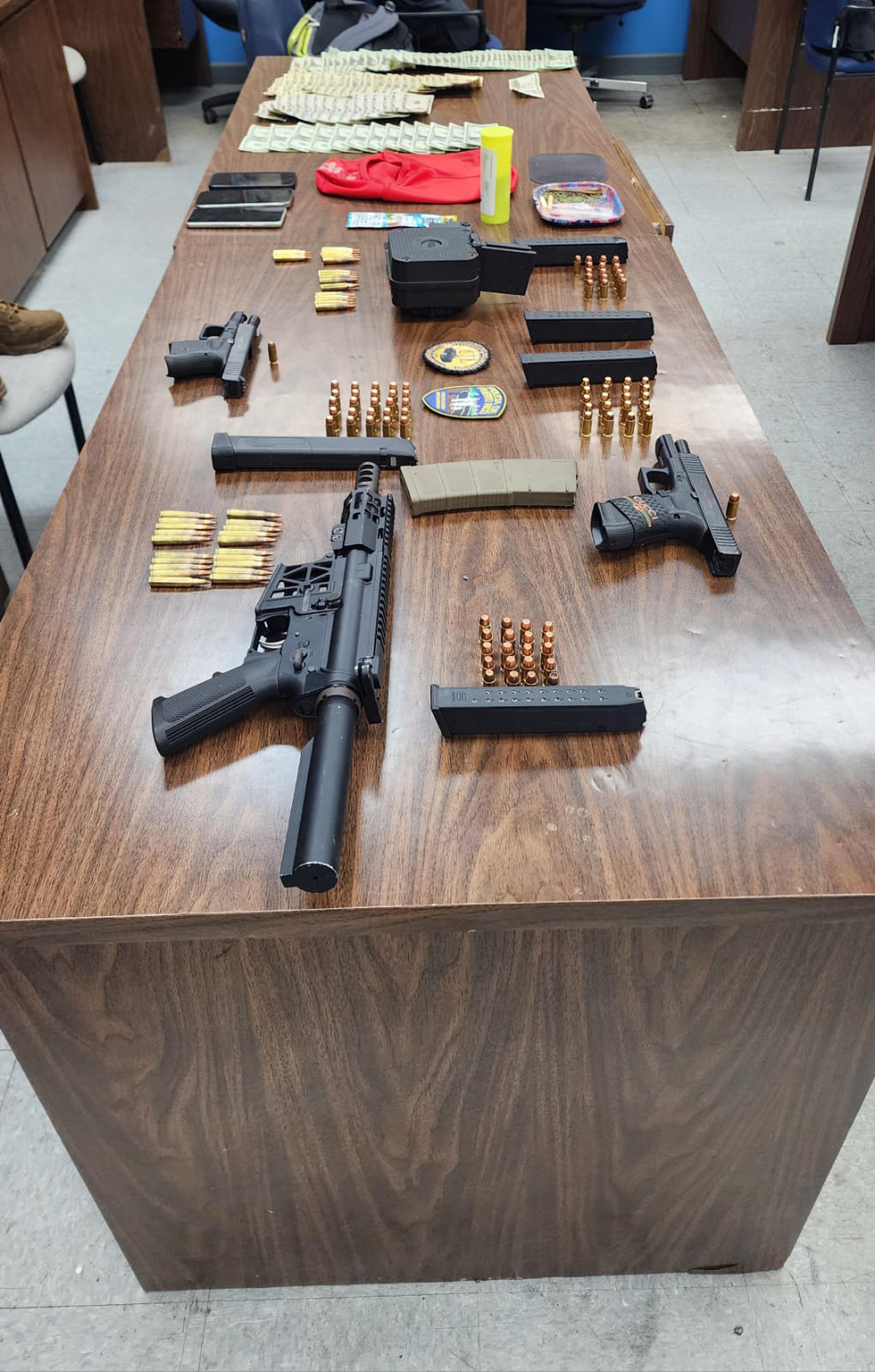 Rifle, dos pistolas y marihuana, entre otro material delictivo ocupadas a tres sospechosos de "carjackings" que transitaban por Corozal, en un Mazda CX5, color azul y del 2021.