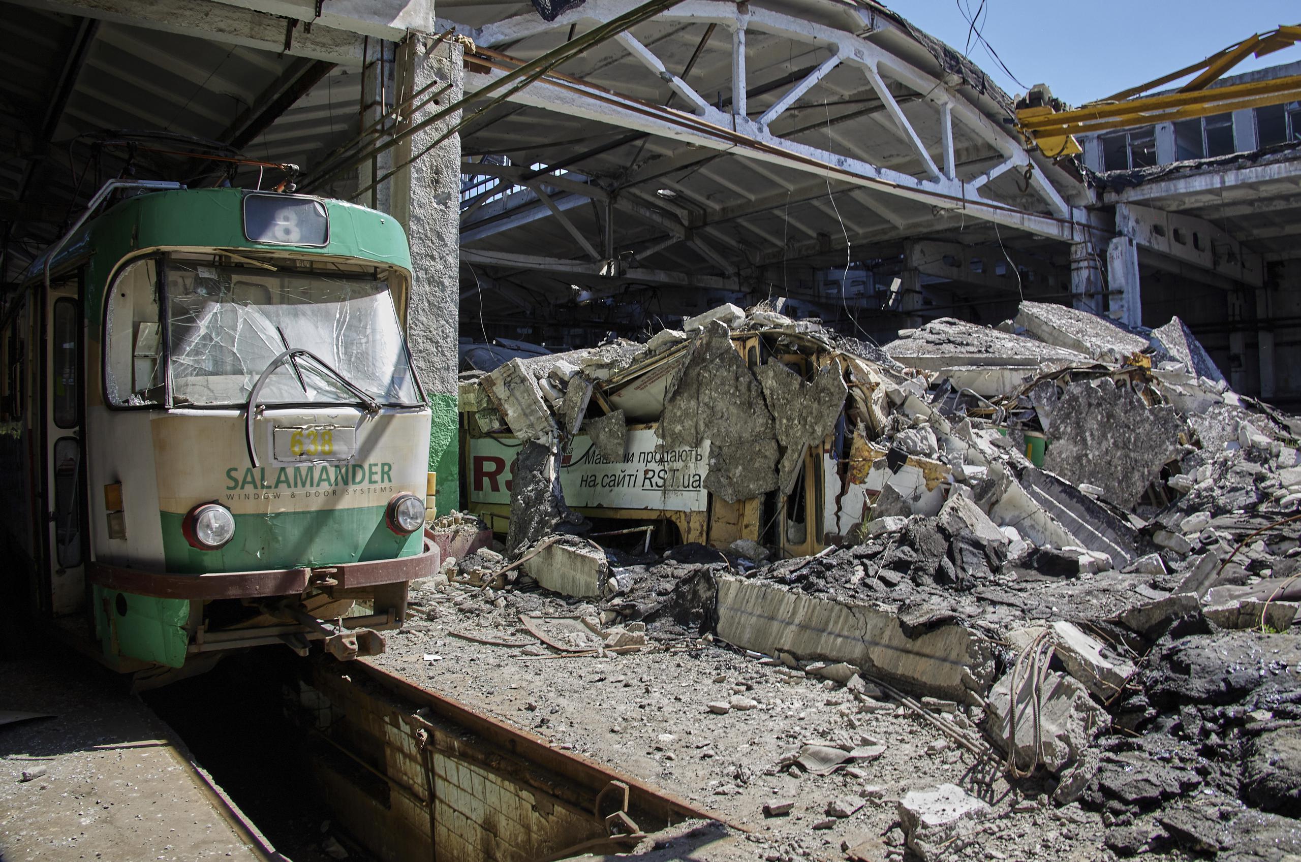 Imagen de los daños ocasionados por un ataque ruso contra la estación de tren de Járkov, Ucrania, el pasado viernes, 10 de junio. EFE/EPA/SERGEY KOZLOV
