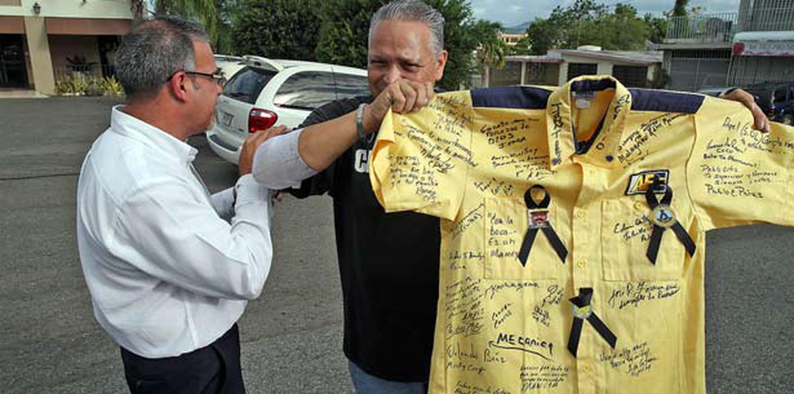 Los compañeros de trabajo de Beto firmaron una camisa con mensajes de condolencia. (david.villafane@gfrmedia.com)