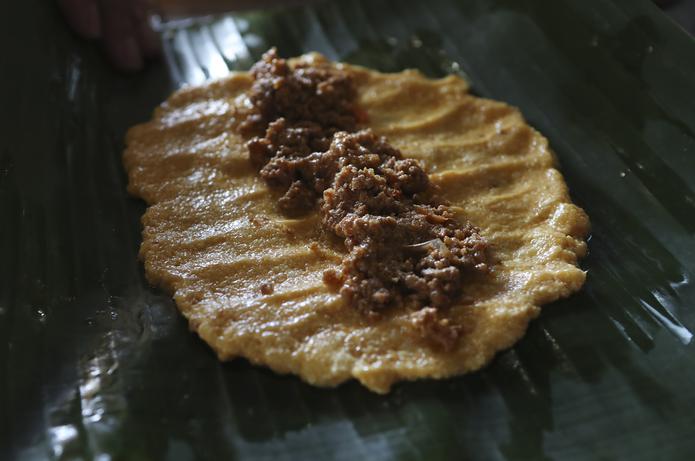 Cada domingo, sobre una placa calentada con leña se cocinan manjares siguiendo antiguas recetas que se han ido perfeccionando con el tiempo, y que han ganado reconocimiento y elogios incluso fuera de Puerto Rico.