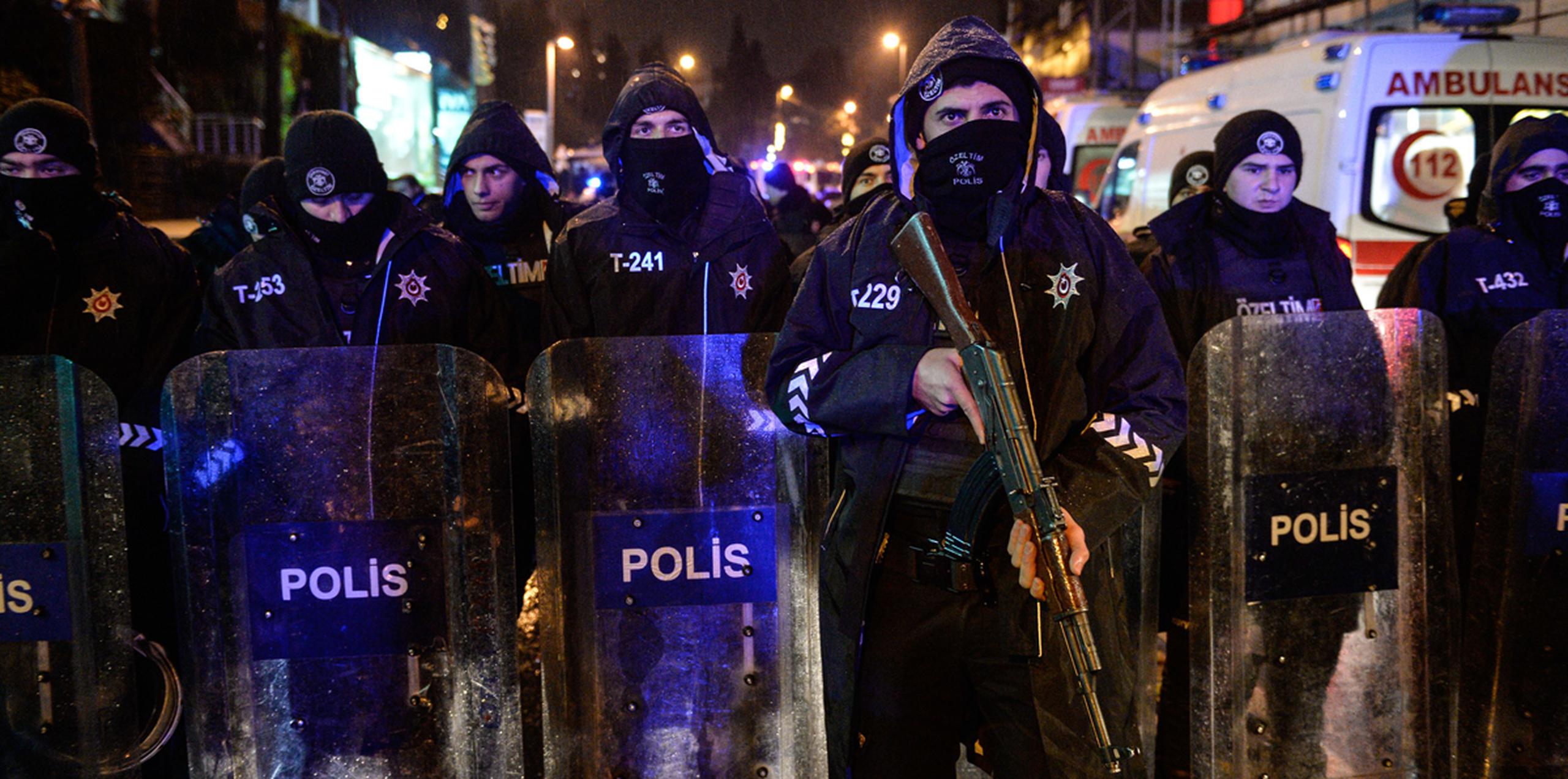 Según la agencia de noticias privada Dogan, la operación policial estaría dirigida contra tres familias que llegaron a Izmir hace unos 20 días. (AP)