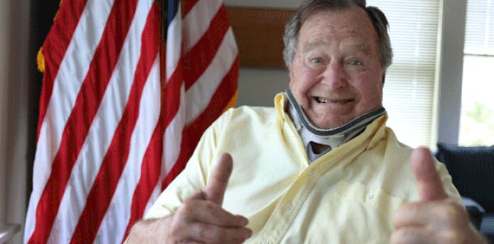 Bush, de 91 años, tuiteó una foto en la que aparece sonriente mientras utiliza un collarín y coloca los dos pulgares hacia arriba. (Oficina de George H. W. Bush / vía AP)