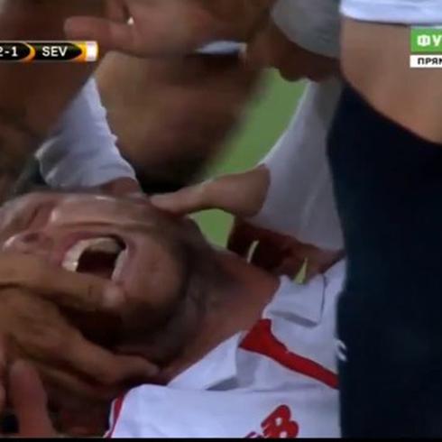 Futbolista del Sevilla sufre terrible lesión