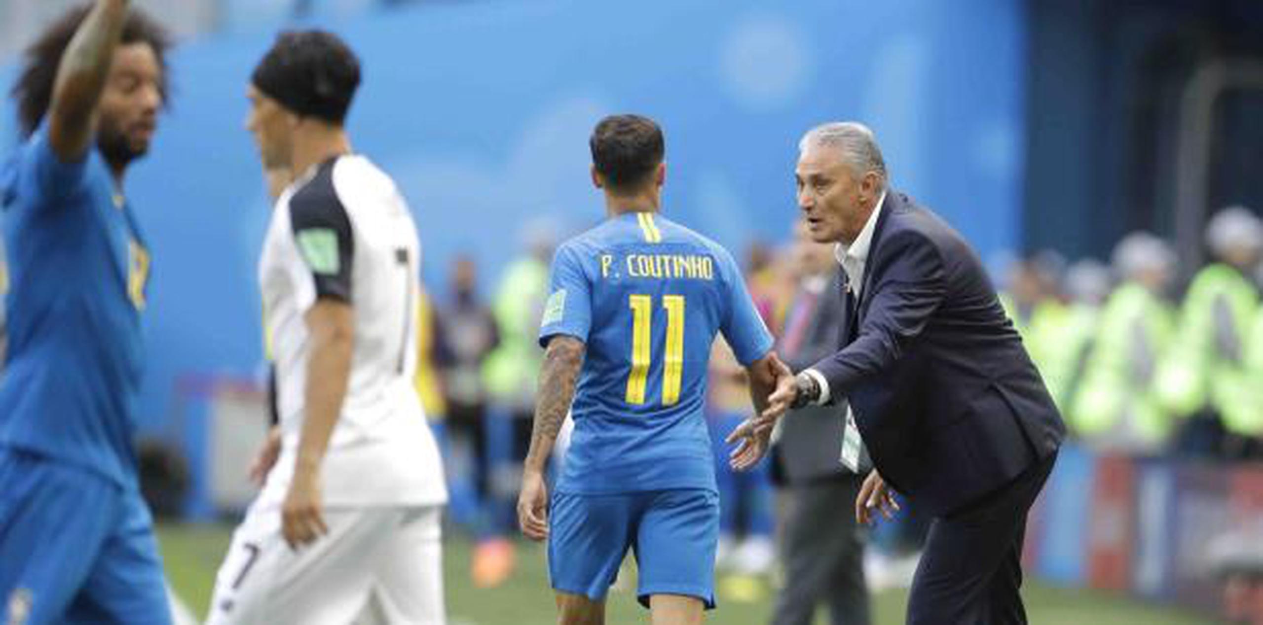Tite, a la derecha, habla con Philippe Coutinho durante el partido del grupo E entre Brasil y Costa Rica. (AP)