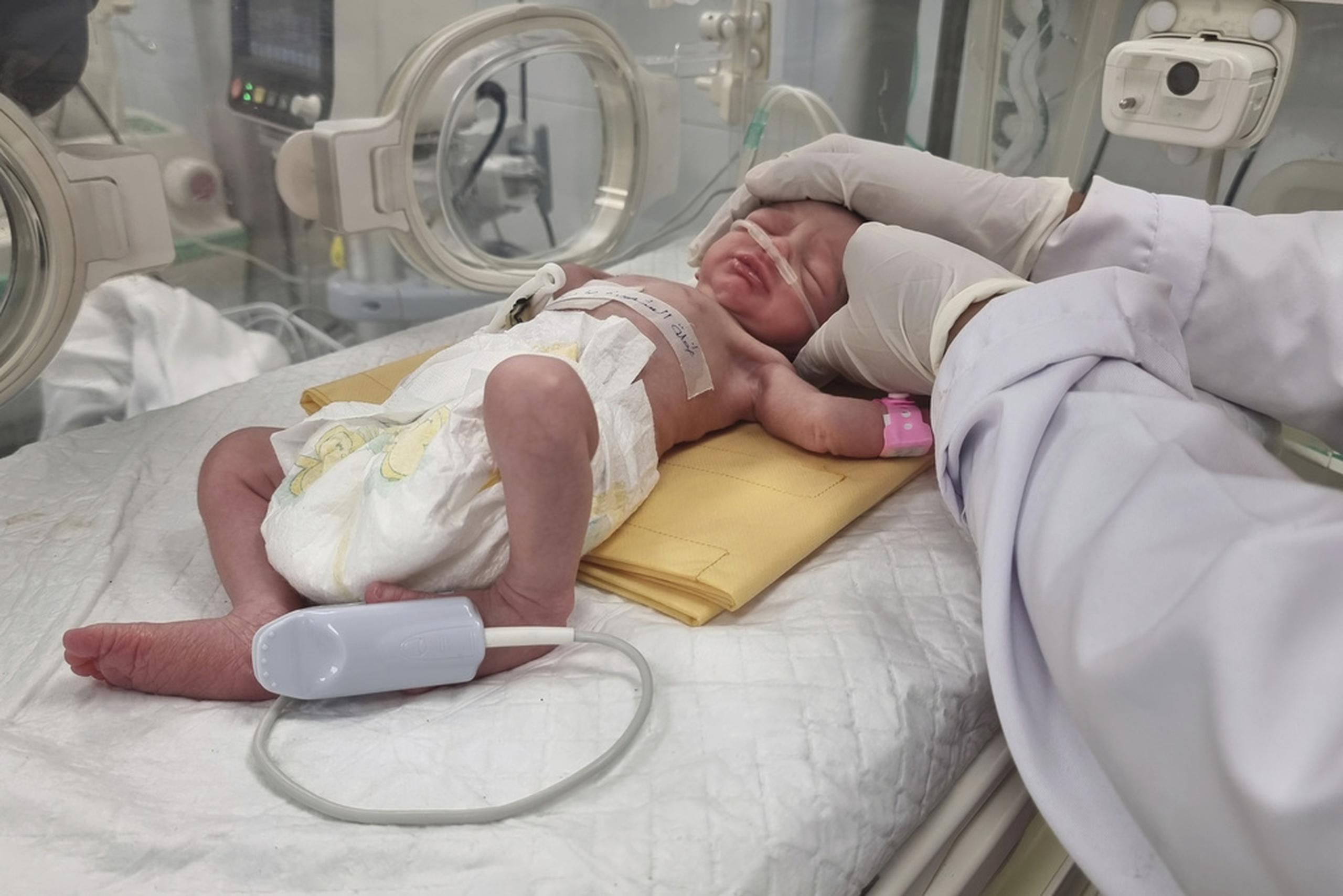 La bebé palestina Sabreen Jouda, que nació prematuramente en una cesárea de emergencia luego de que su madre murió en un ataque israelí junto con su esposo y su hija, mientras estaba en una incubadora en el Hospital Emiratí, el 21 de abril de 2024.