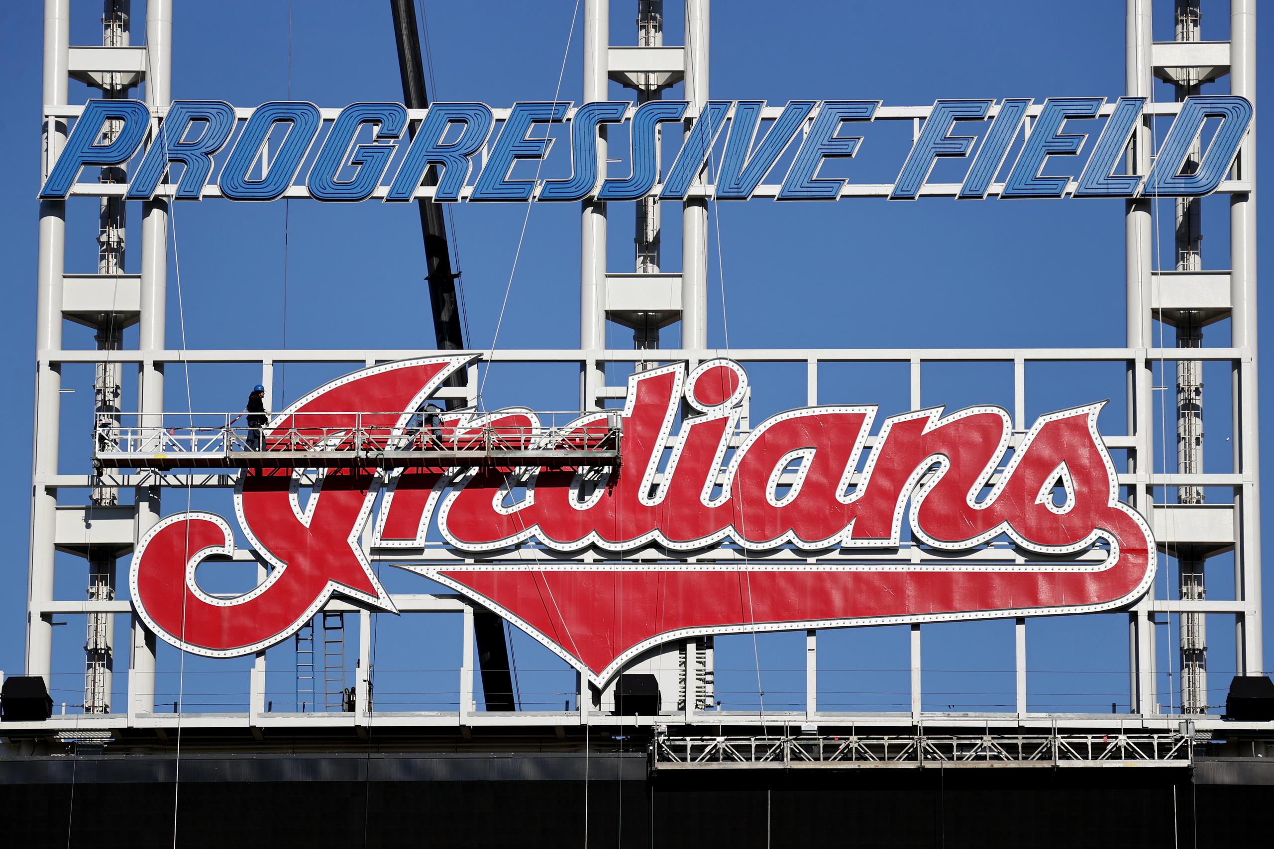 Obreros comienzan los trabajos para remover el logo de los Indians de Cleveland en el estadio Progressive Field, el martes 2 de noviembre de 2021. A partir de 2022, el equipo de béisbol será reabautizado como los Guardians.