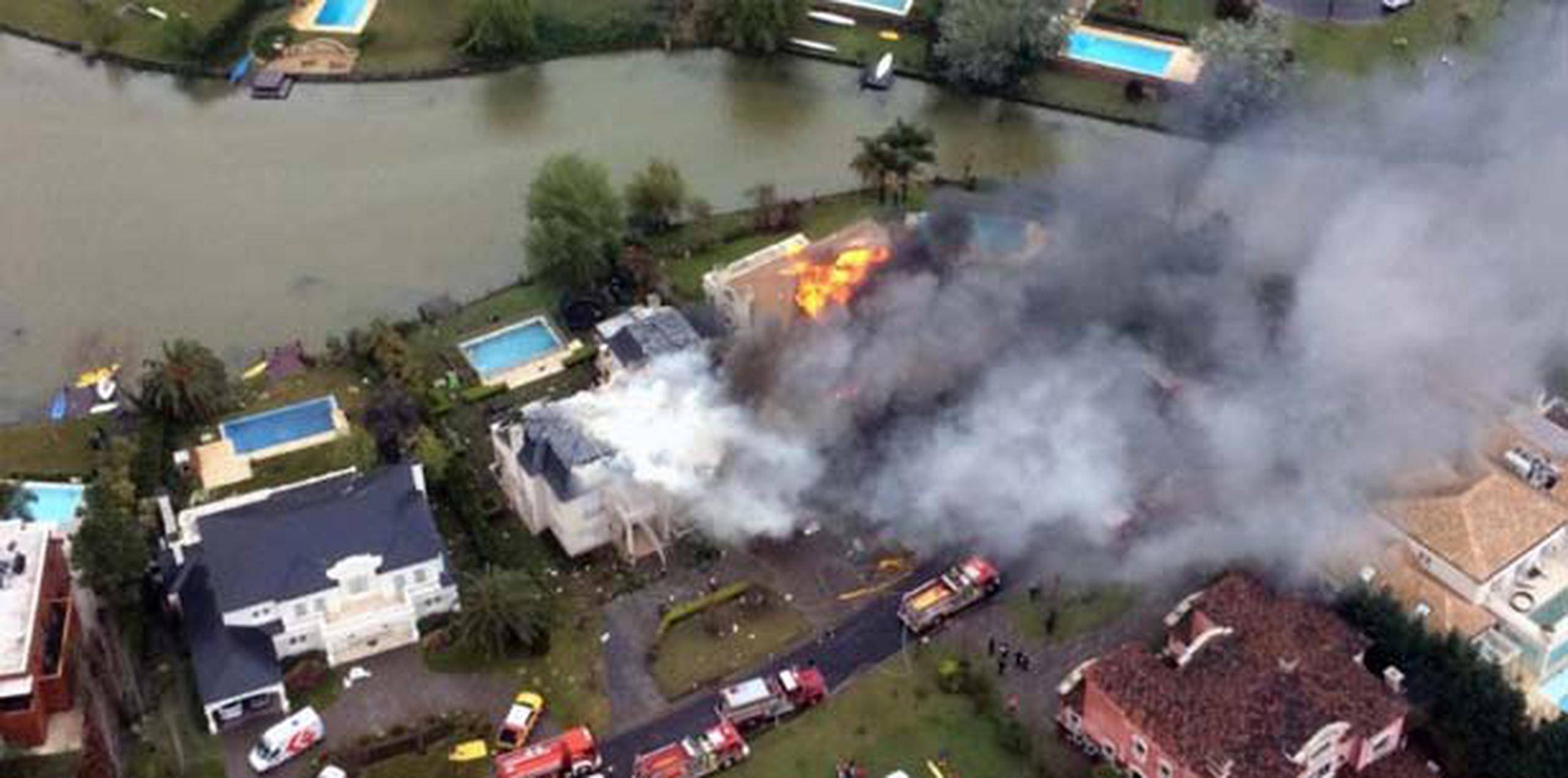 La aeronave chocó contra un árbol, golpeó la casa -cuya destrucción fue total-, rebotó sobre otras y explotó, lo que generó incendios en tres propiedades deshabitadas, informaron los bomberos. (AFP)