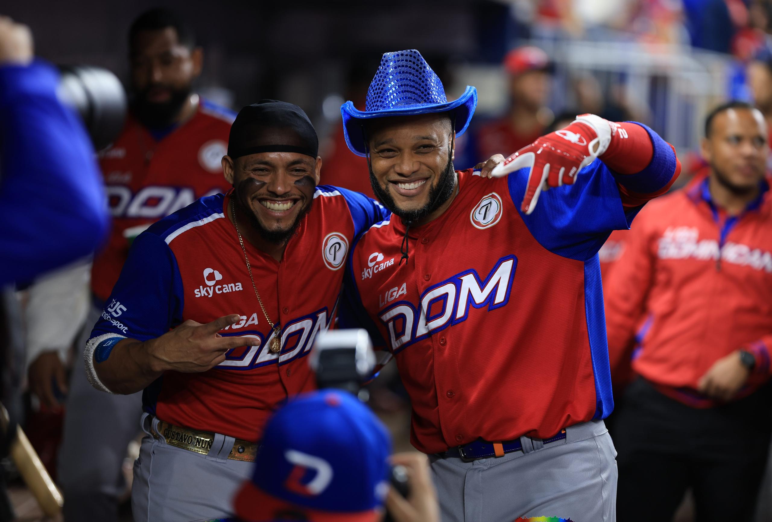 Robinson Canó festeja su cuadrangular de dos carreras junto a sus compañeros en el dugout de República Dominicana.