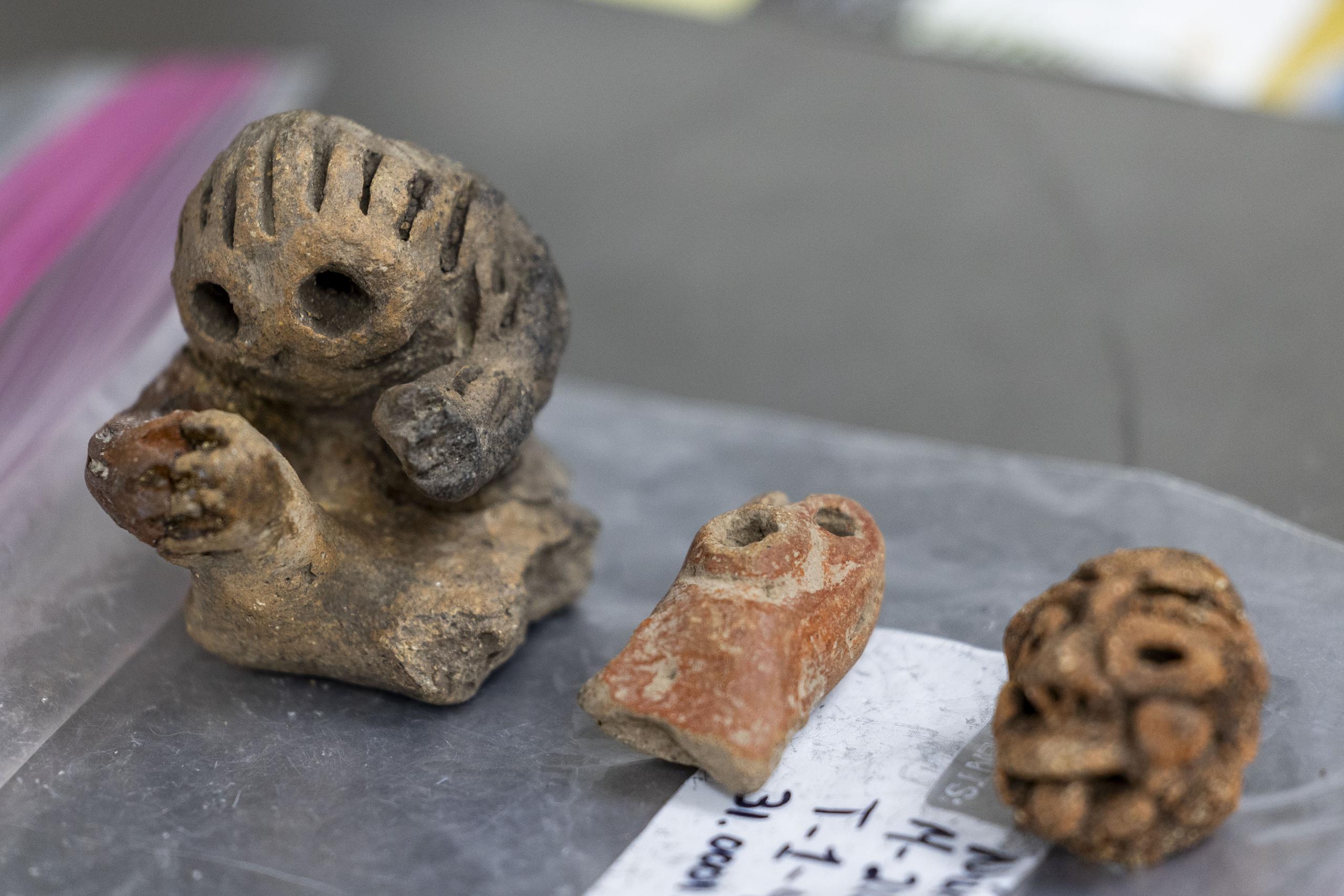 Algunos objetos de la era precolombina que son estudiados y preservados en la UPR en Utuado.