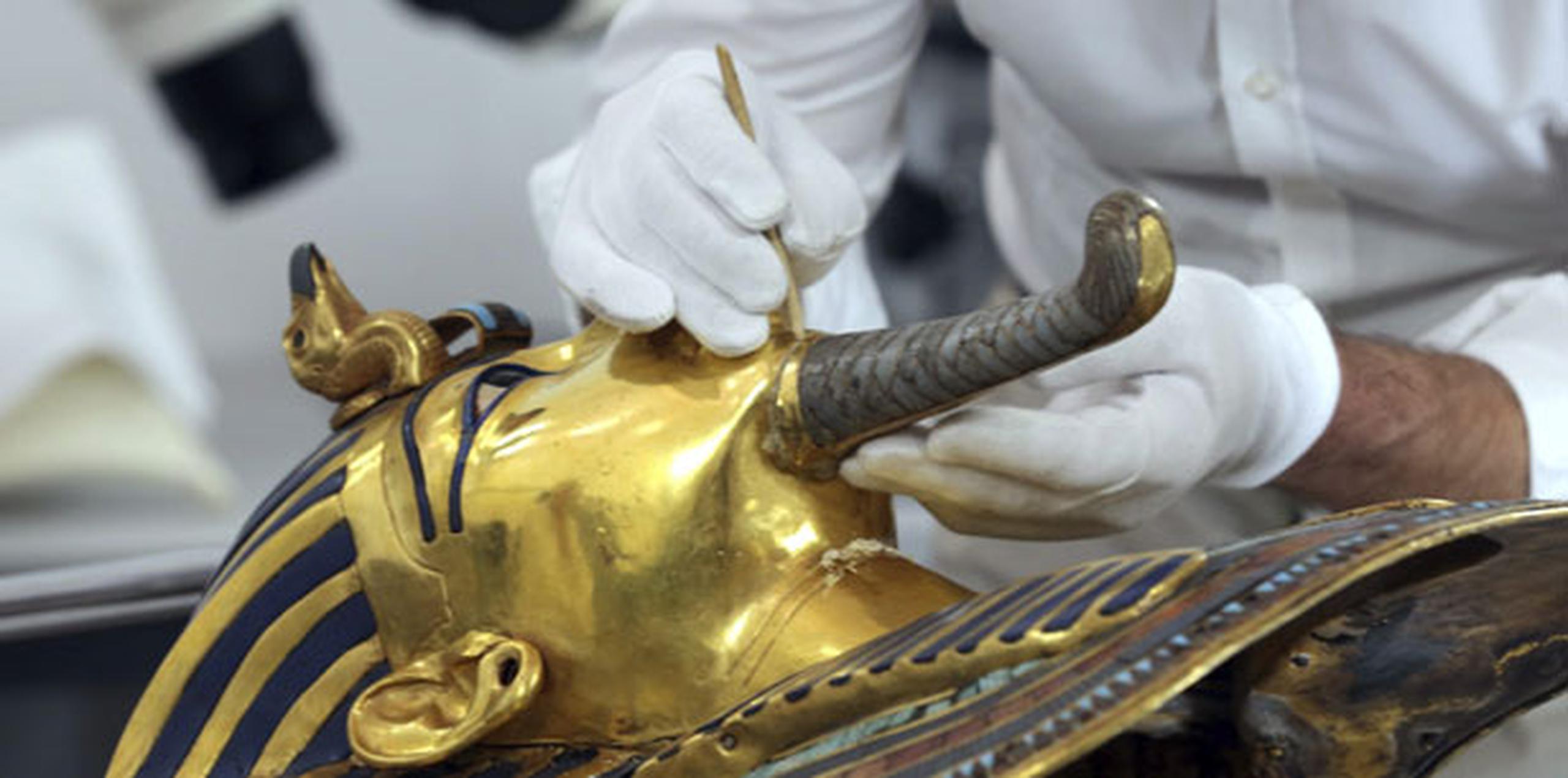 Es la cuarta vez que la máscara funeraria de Tutankamón es retirada de su vitrina desde que fue descubierta por el egiptólogo británico Howard Carter en 1922. (EFE/Khaled Elfiqi)