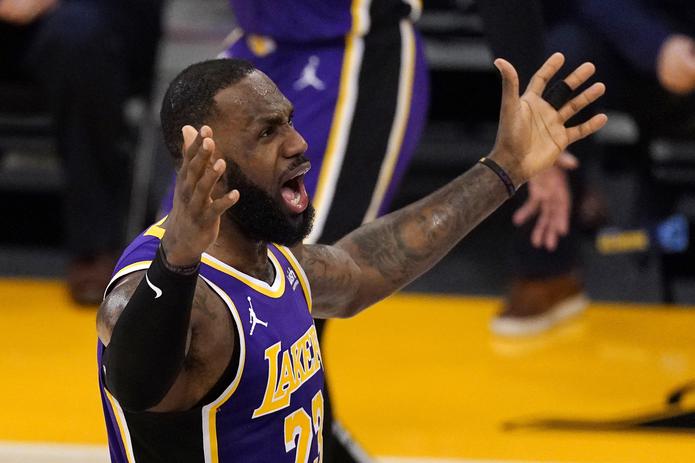 El alero de los Lakers de Los Ángeles LeBron James se queja con los árbitros en la primera mitad del juego ante los Grizzlies de Memphis.