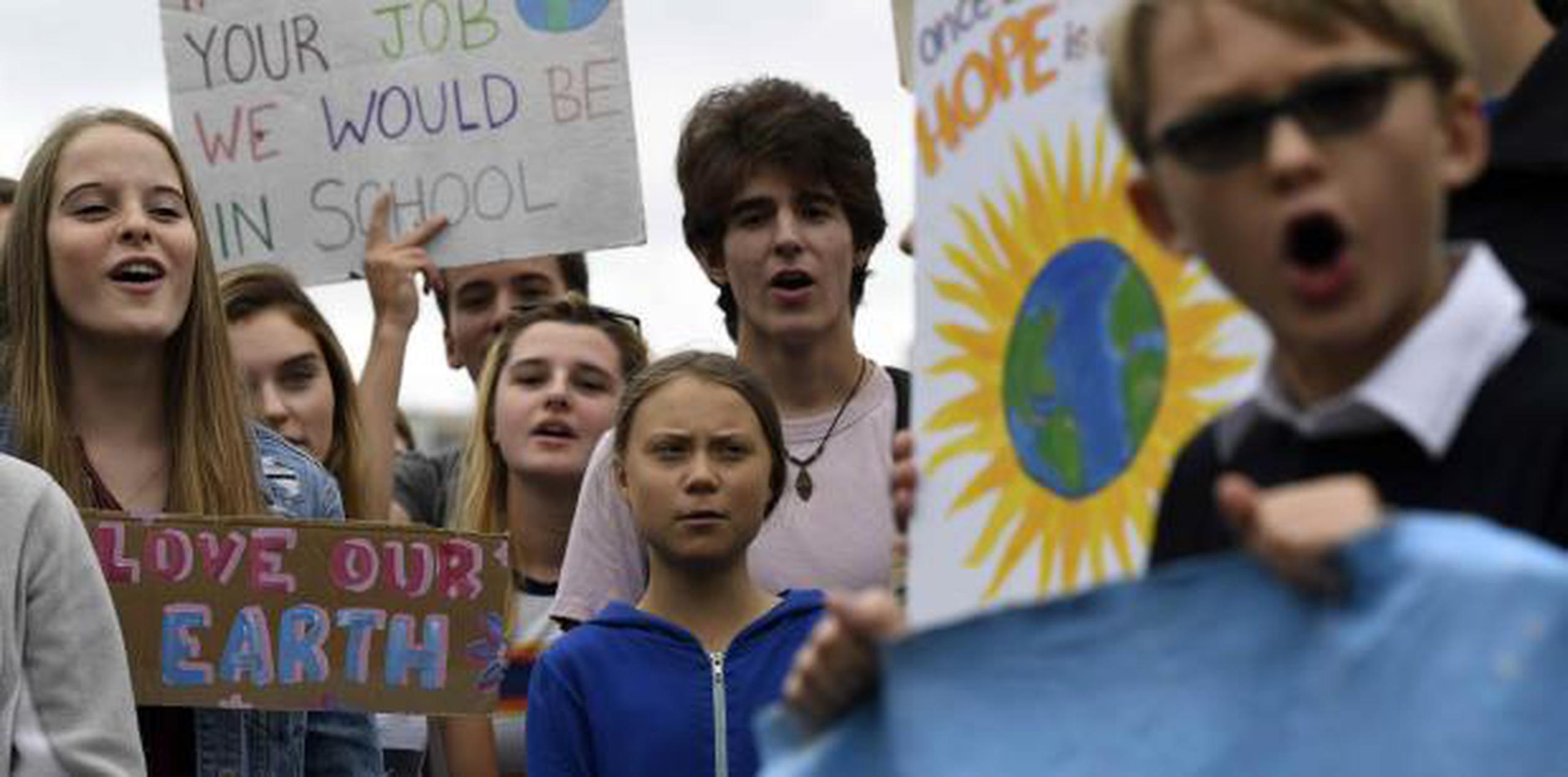 Miles de jóvenes alrededor del mundo han copiado la protesta de los viernes que creó Greta (centro)  en Suecia. (AP)