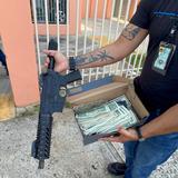 Tres arrestos en Santurce por posesión de un rifle, cargadores y balas 