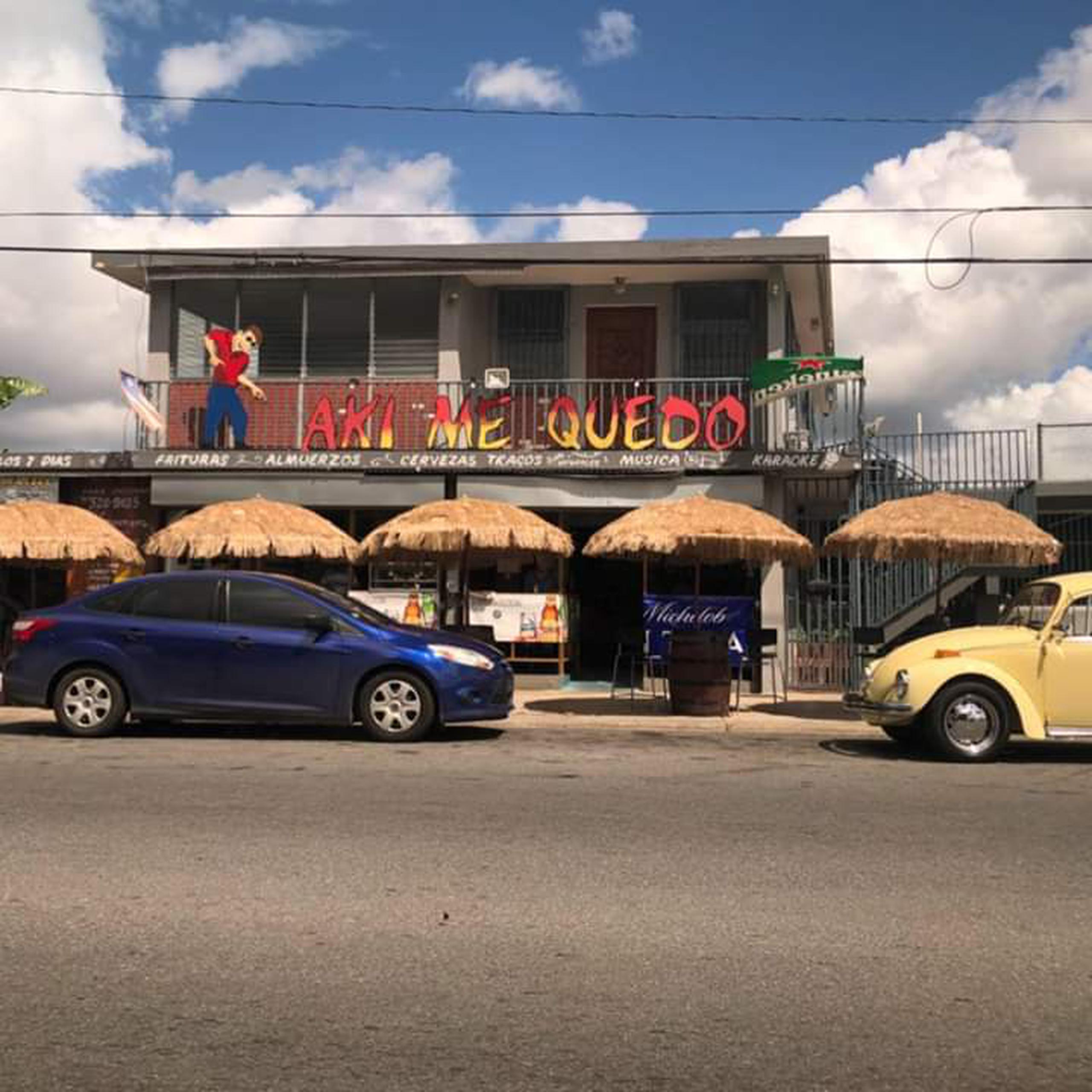 El negocio "Aki me Quedo" fue cerrado por personal de la Policía Municipal y de ARPE en Bayamón por presuntamente violar la Orden Ejecutiva que establece medidas para evitar contagios con el coronavirus y operar con un permiso vencido.