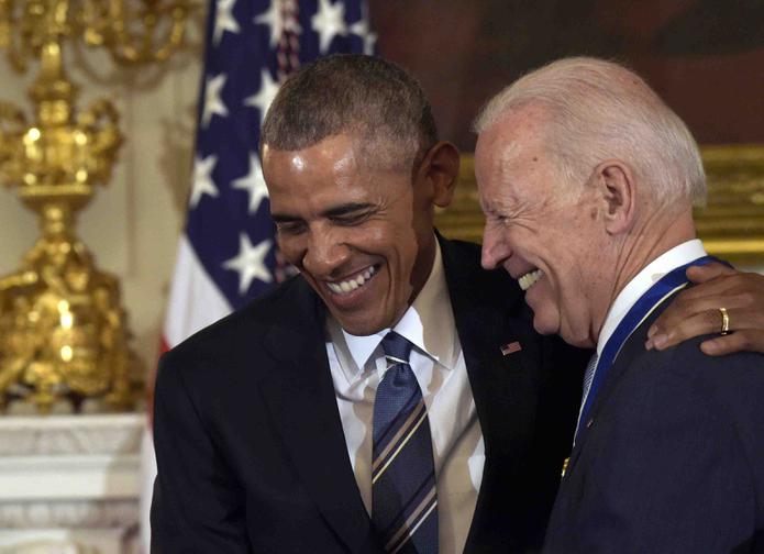 Biden, conmovido, aceptó la Medalla Presidencial de Libertad en una ceremonia realizada en la Casa Blanca para honrar al saliente vicepresidente. (The Associated Press)