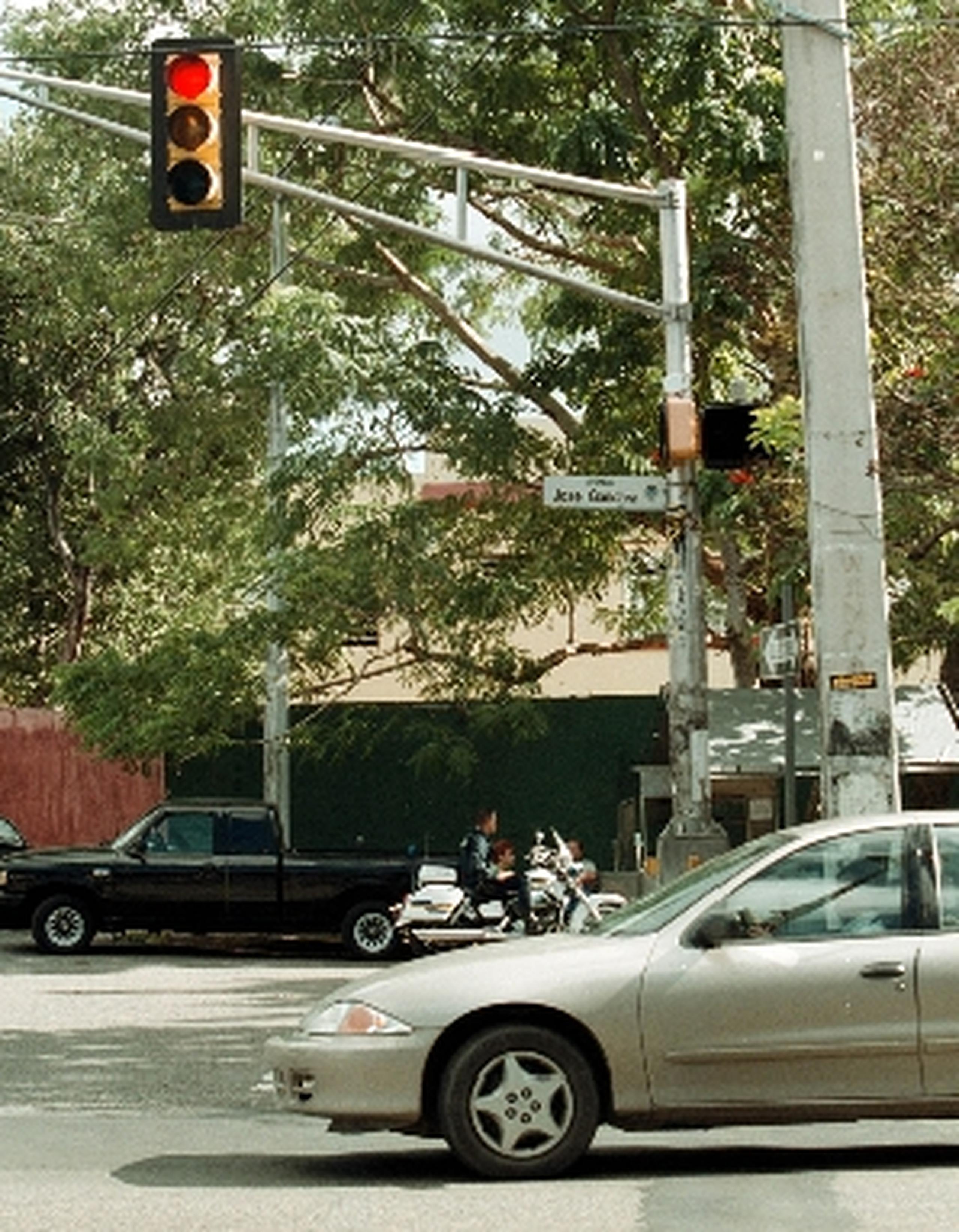Una forma  de echarle mano a los que rebasan los semáforos con la luz roja sería captándolos con cámaras a esos fines que permitan la emisión inmediata de multas. (Archivo)