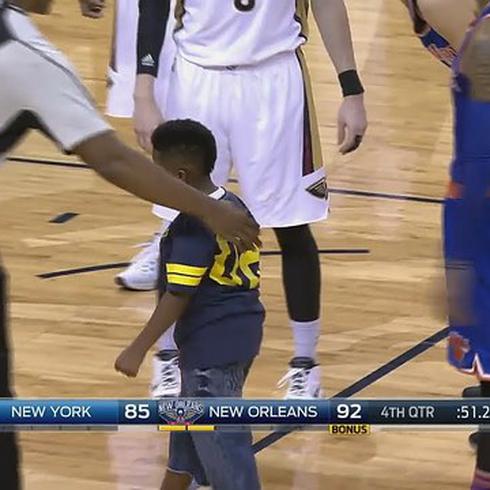 Niño mofa la seguridad de la NBA para abrazar a Carmelo Anthony