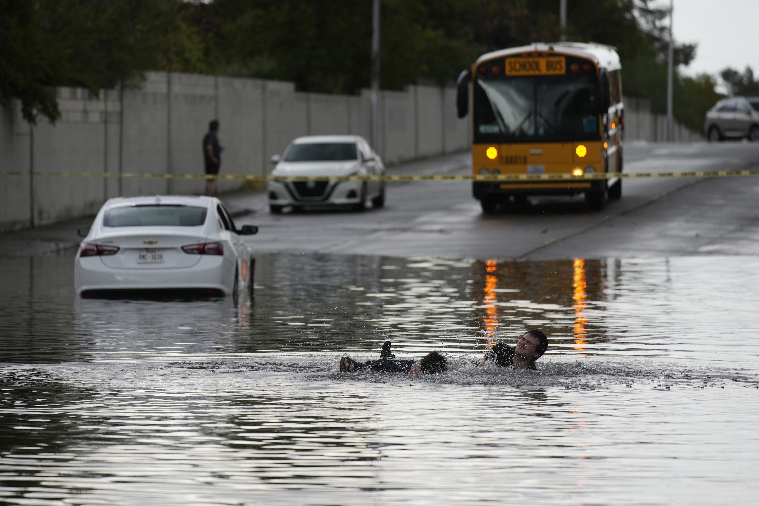 Durante los últimos dos días, algunas áreas dentro y alrededor de Las Vegas recibieron más de 7.6 centímetros (3 pulgadas) de lluvia, según datos de la oficina de control de inundaciones del condado Clark.