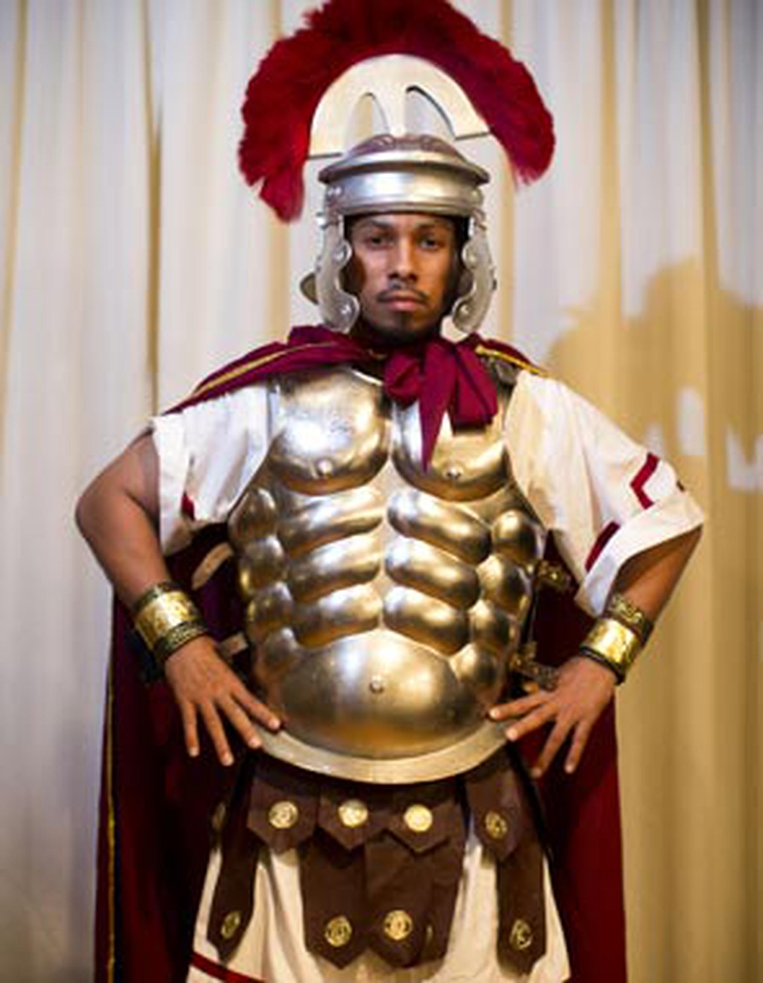 Tal como lo hacía su fenecido padre, Héctor “Machito” Camacho Jr. llegó vestido de gladiador romano a la conferencia de prensa. (tonito.zayas@gfrmedia.com)