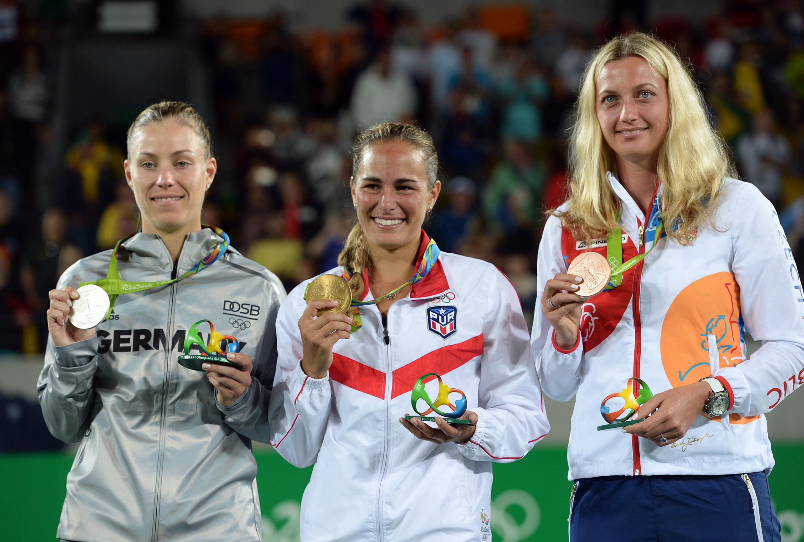 La tenista Mónica Puig, al centro, es al día de hoy la única medallista de oro que -hombre o mujer- ha tenido Puerto Rico en unos Juegos Olímpicos.