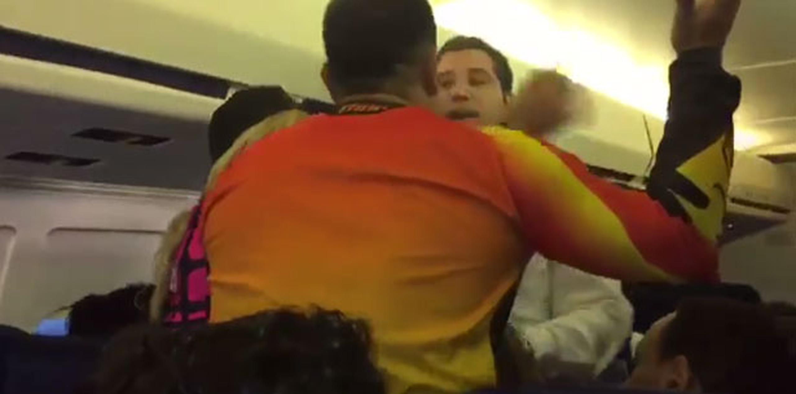 En un vídeo difundido a través de las redas sociales, se observa el descontrol de los pasajeros, al punto que uno de ellos intentó agredir a un miembro de la tripulación.