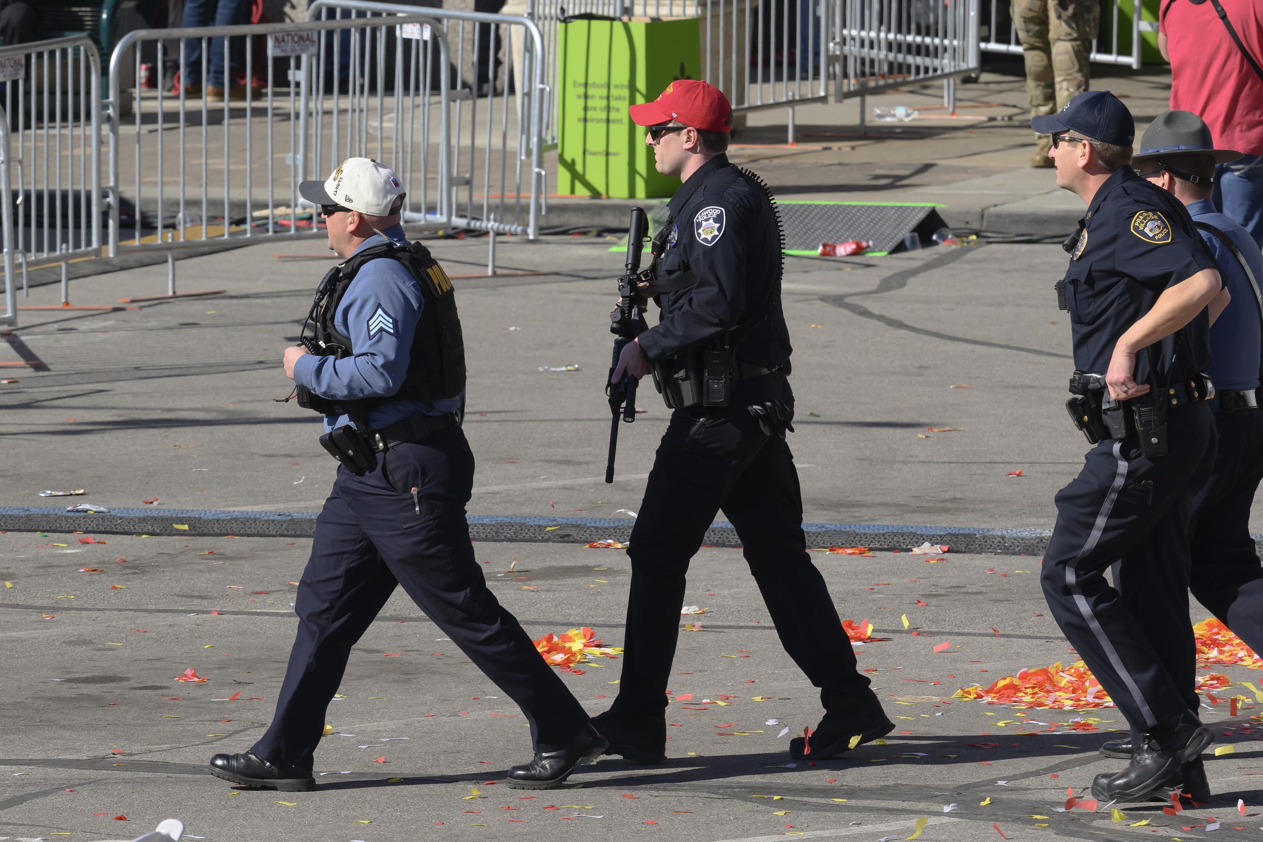 Personal de la policía arriba a Unión Station tras el tiroteo en el desfile por el campeonato del Super Bowl de los Chiefs de Kansas City el miércoles 14 de febrero del 2024.