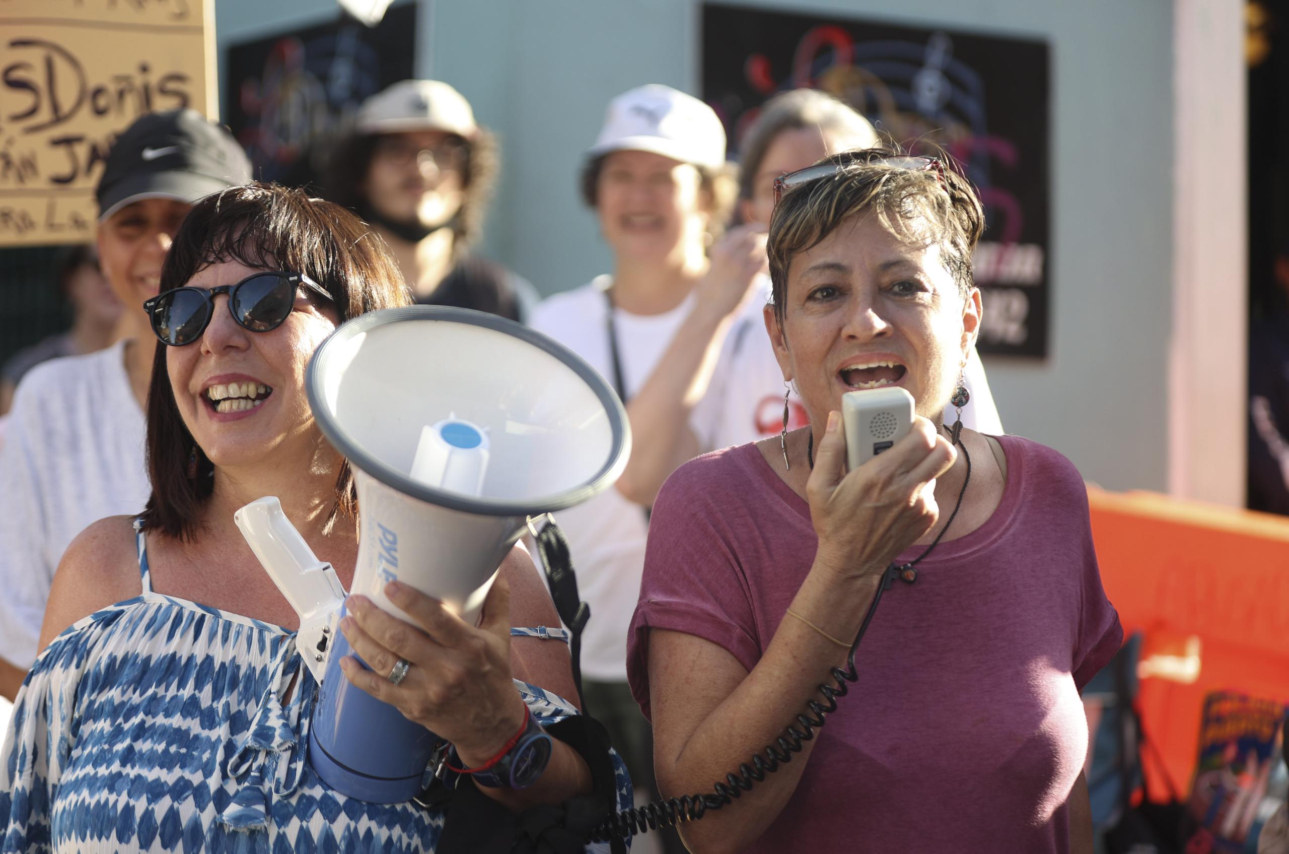 Graciela Rodríguez (a la derecha) fue la portavoz de la manifestación.