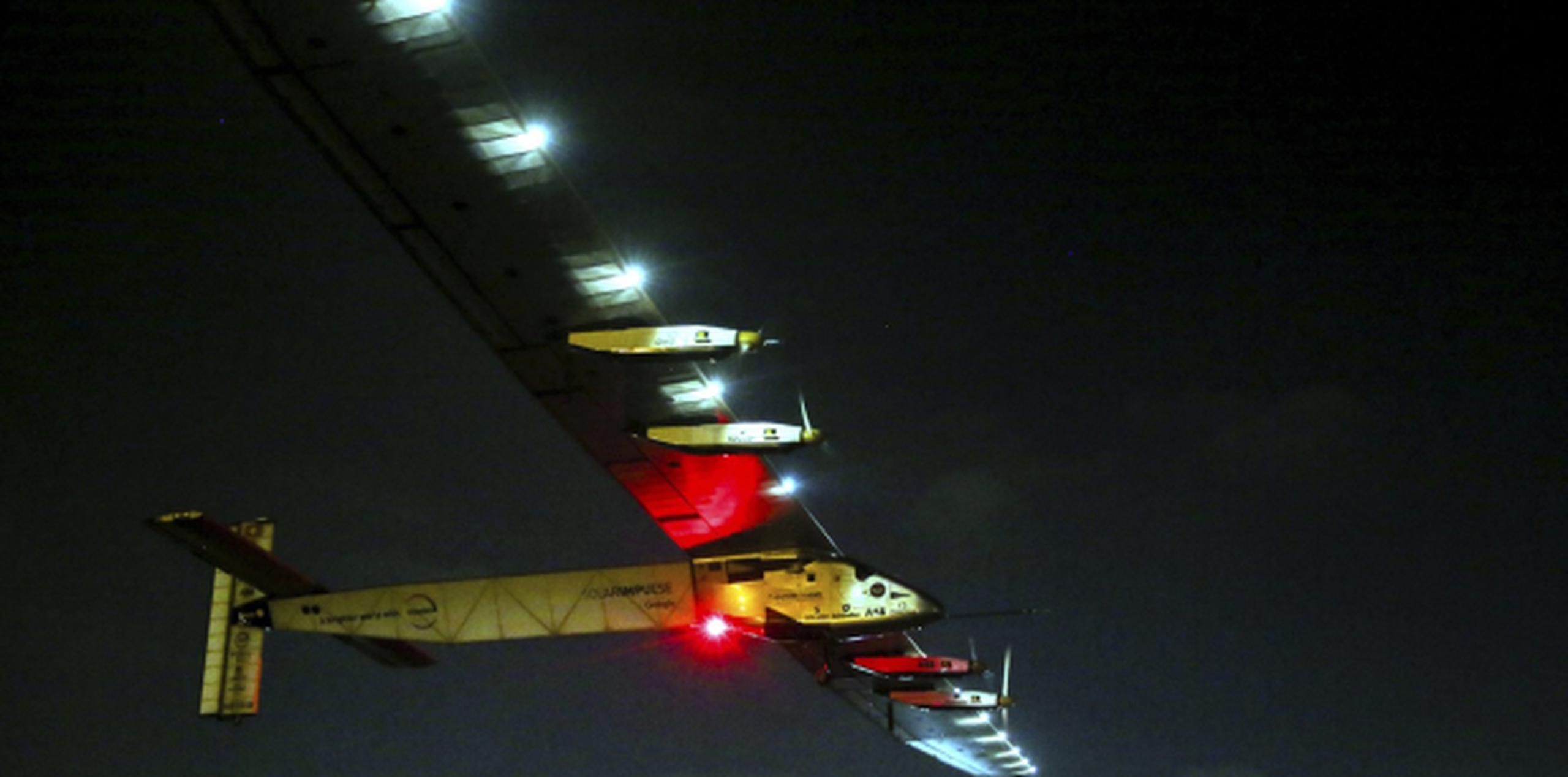 La aeronave experimental Solar Impulse 2 despega del aeropuerto internacional de El Cairo rumbo a Abu Dabi. (EFE/EPA/MOSTAFA ALSHEMY)
