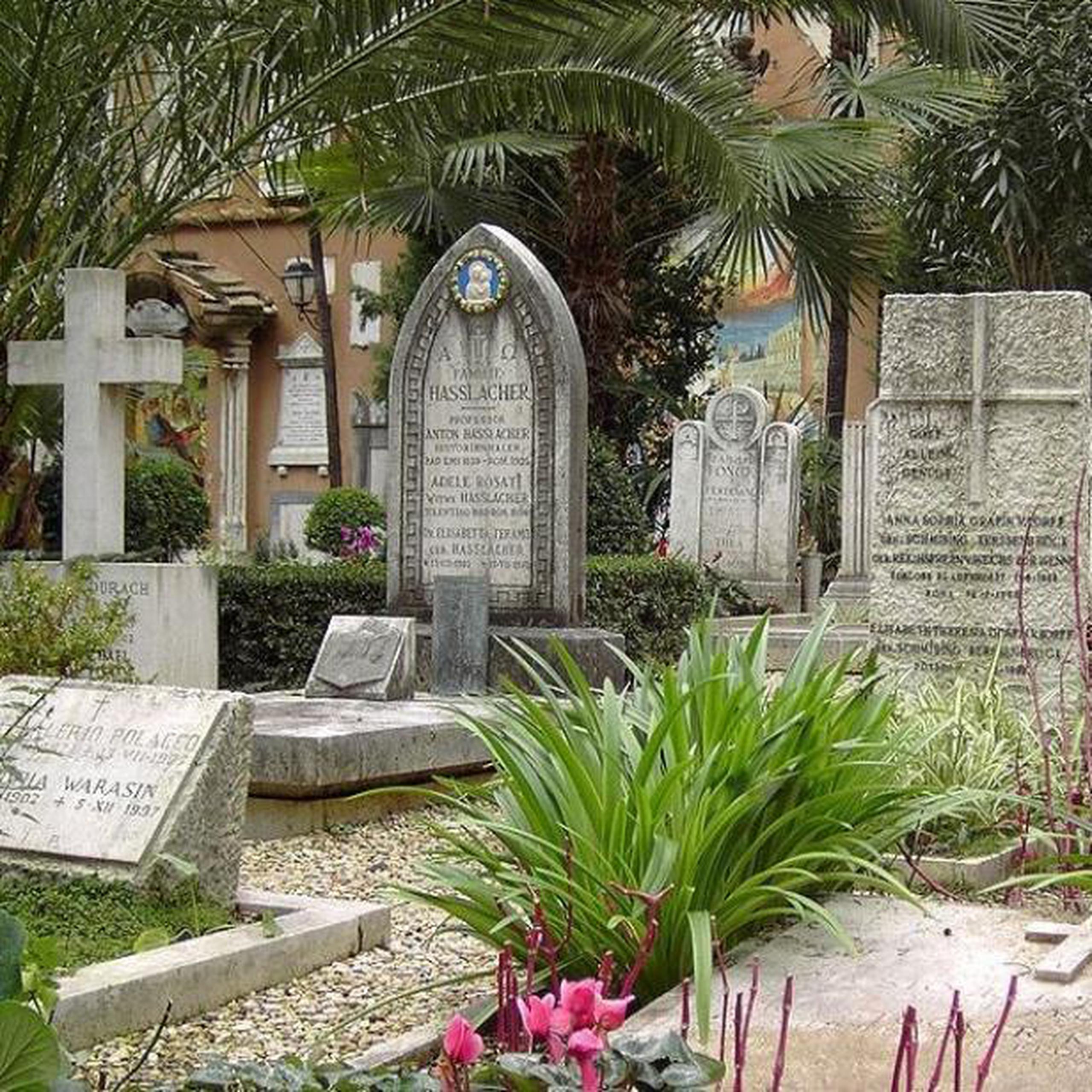 Las cenizas del niño se encuentran en este cementerio desde 2015, después de que el mismo Francisco pidió los permisos necesarios para su traslado desde Buenos Aires al pequeño camposanto vaticano. (Archivo)