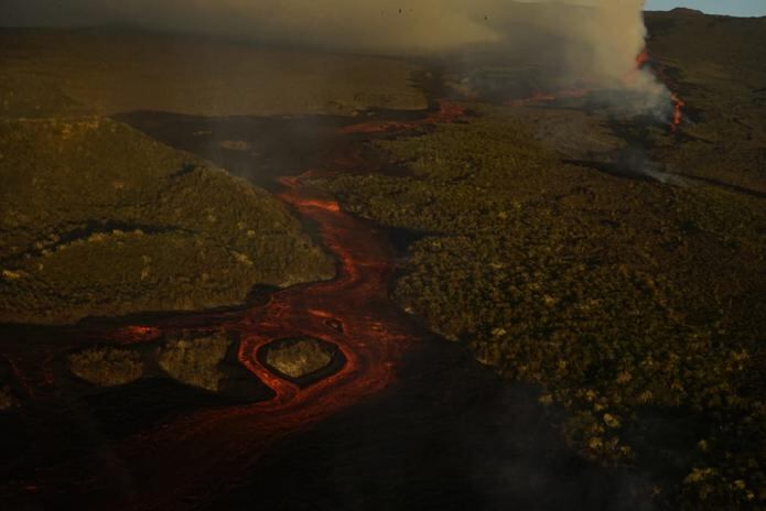 Fotografía cedida por el Parque Nacional Galápagos, el 7 de enero de 2022, que muestra la columna de humo que se eleva tras la erupción del volcán Wolf, en la isla Isabela de Galápagos (Ecuador). EFE/Parque Nacional Galápagos
